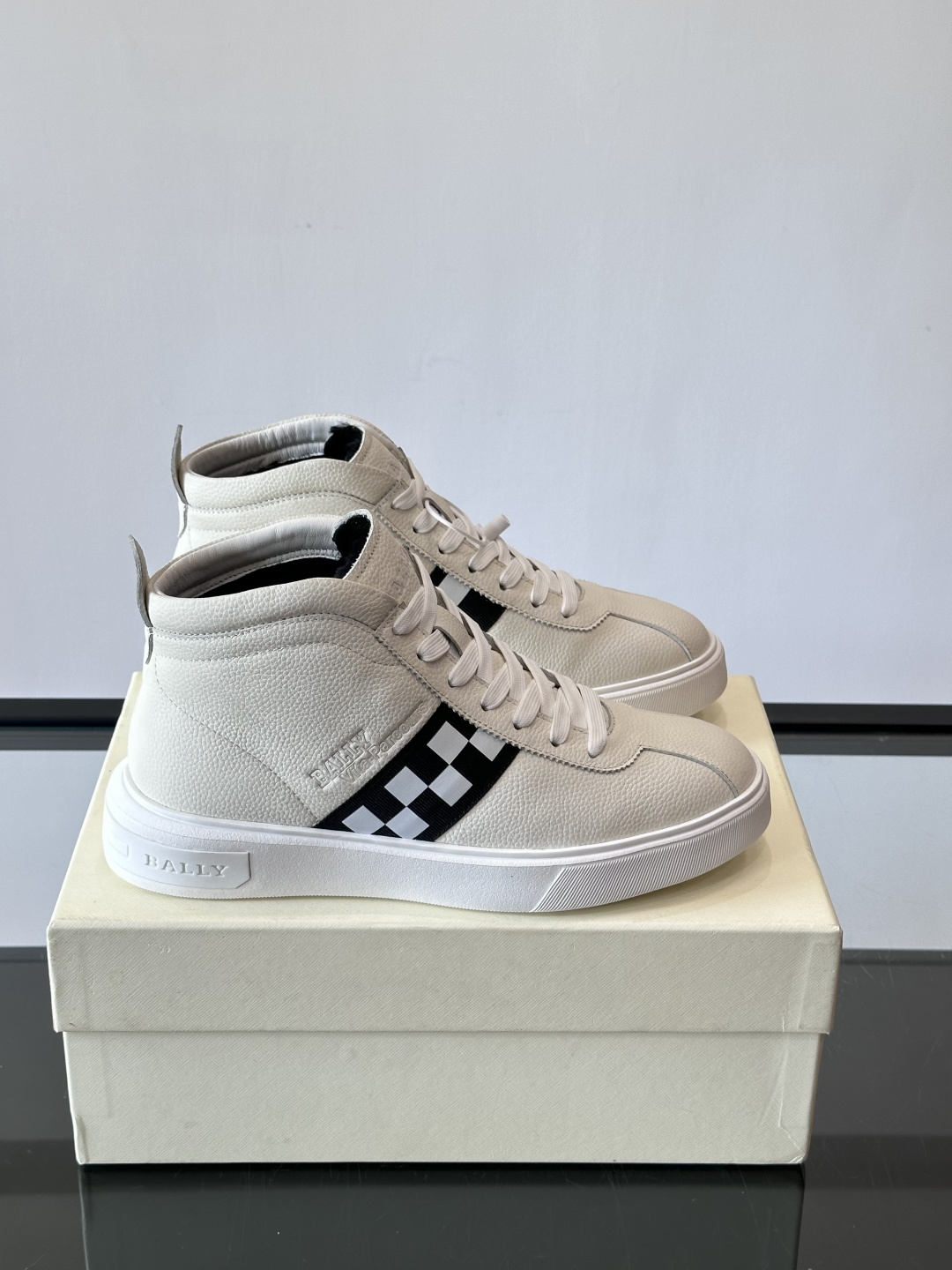 Bally Vagabondage系列男士高帮运动鞋，牛皮革鞋面，侧面黑色菱格纹+logo，辨识度超高。