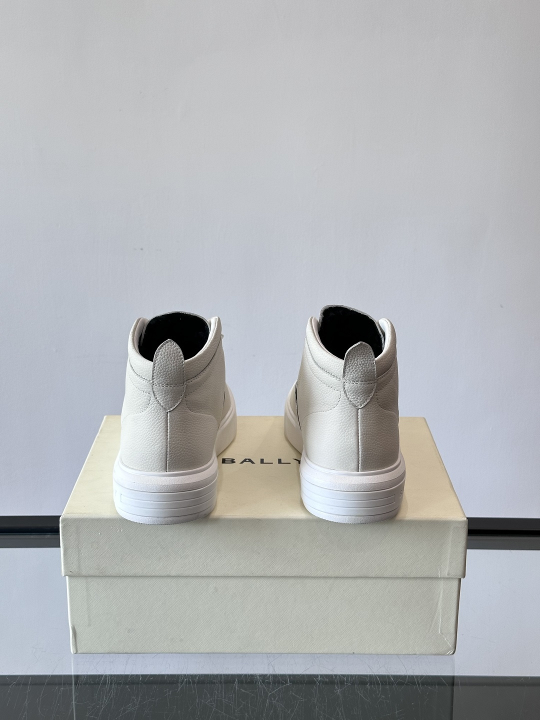 Bally Vagabondage系列男士高帮运动鞋，牛皮革鞋面，侧面黑色菱格纹+logo，辨识度超高。