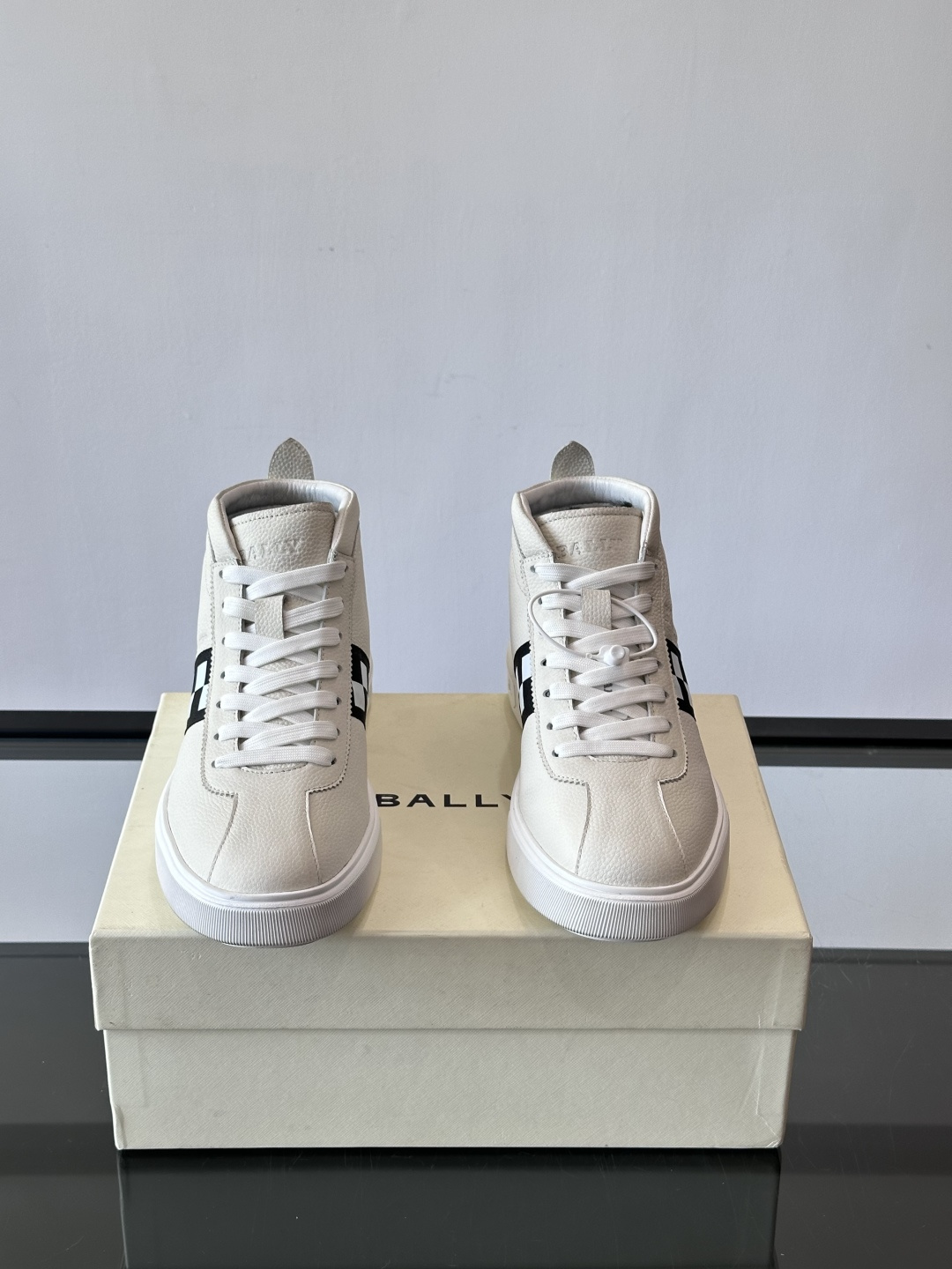 Bally Vagabondage系列男士高帮运动鞋，牛皮革鞋面，侧面黑色菱格纹+logo，辨识度超高。