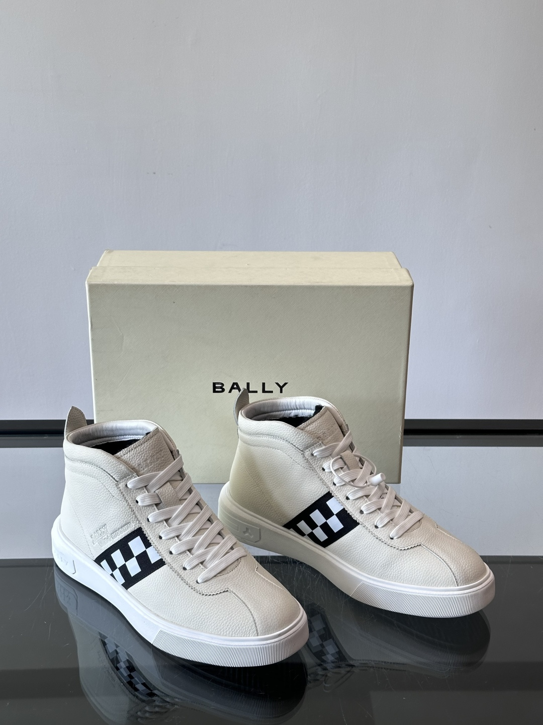 Bally Vagabondage系列男士高帮运动鞋，牛皮革鞋面，侧面黑色菱格纹+logo，辨识度超高。