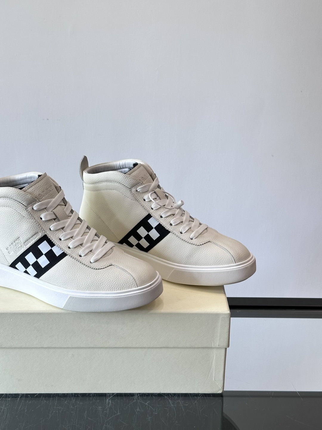 Bally Vagabondage系列男士高帮运动鞋，牛皮革鞋面，侧面黑色菱格纹+logo，辨识度超高。