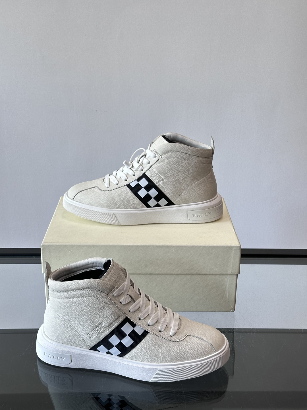 Bally Vagabondage系列男士高帮运动鞋，牛皮革鞋面，侧面黑色菱格纹+logo，辨识度超高。