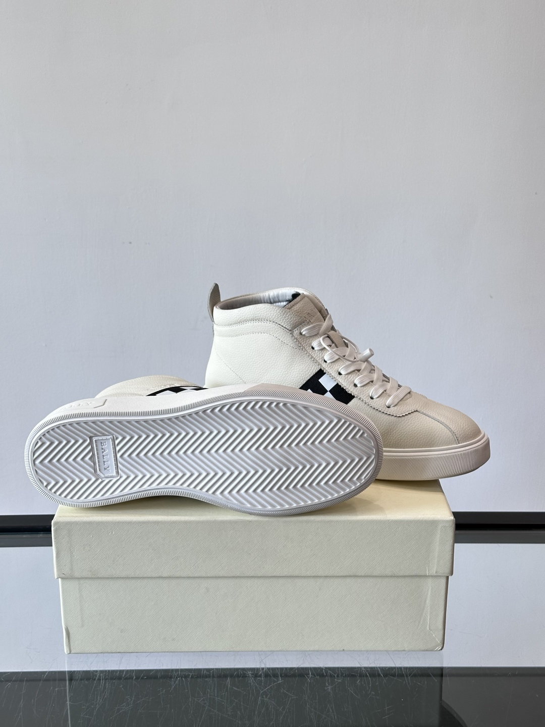 Bally Vagabondage系列男士高帮运动鞋，牛皮革鞋面，侧面黑色菱格纹+logo，辨识度超高。