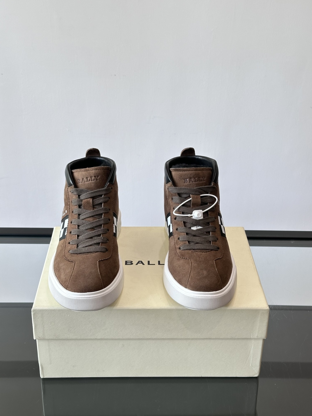 Bally Vagabondage系列男士高帮运动鞋，牛皮革鞋面，侧面黑色菱格纹+logo，辨识度超高。