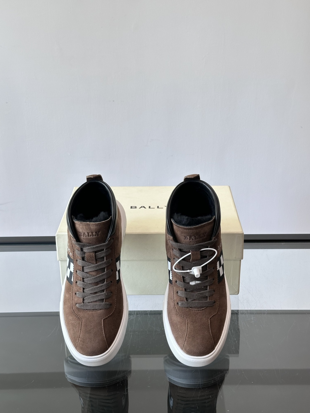 Bally Vagabondage系列男士高帮运动鞋，牛皮革鞋面，侧面黑色菱格纹+logo，辨识度超高。