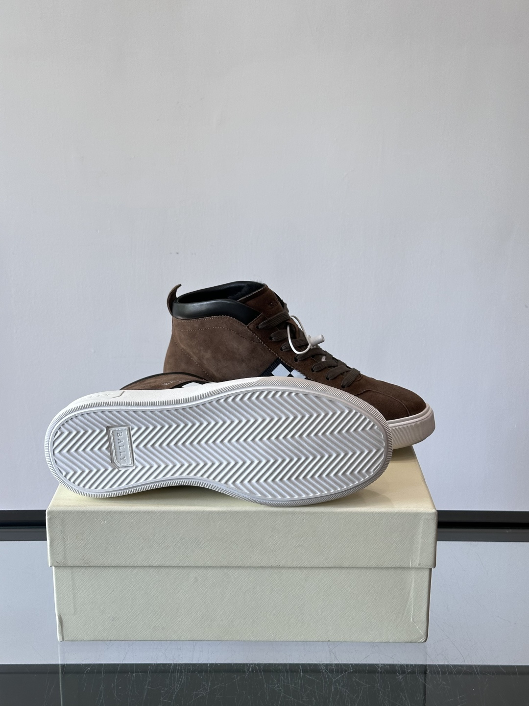 Bally Vagabondage系列男士高帮运动鞋，牛皮革鞋面，侧面黑色菱格纹+logo，辨识度超高。