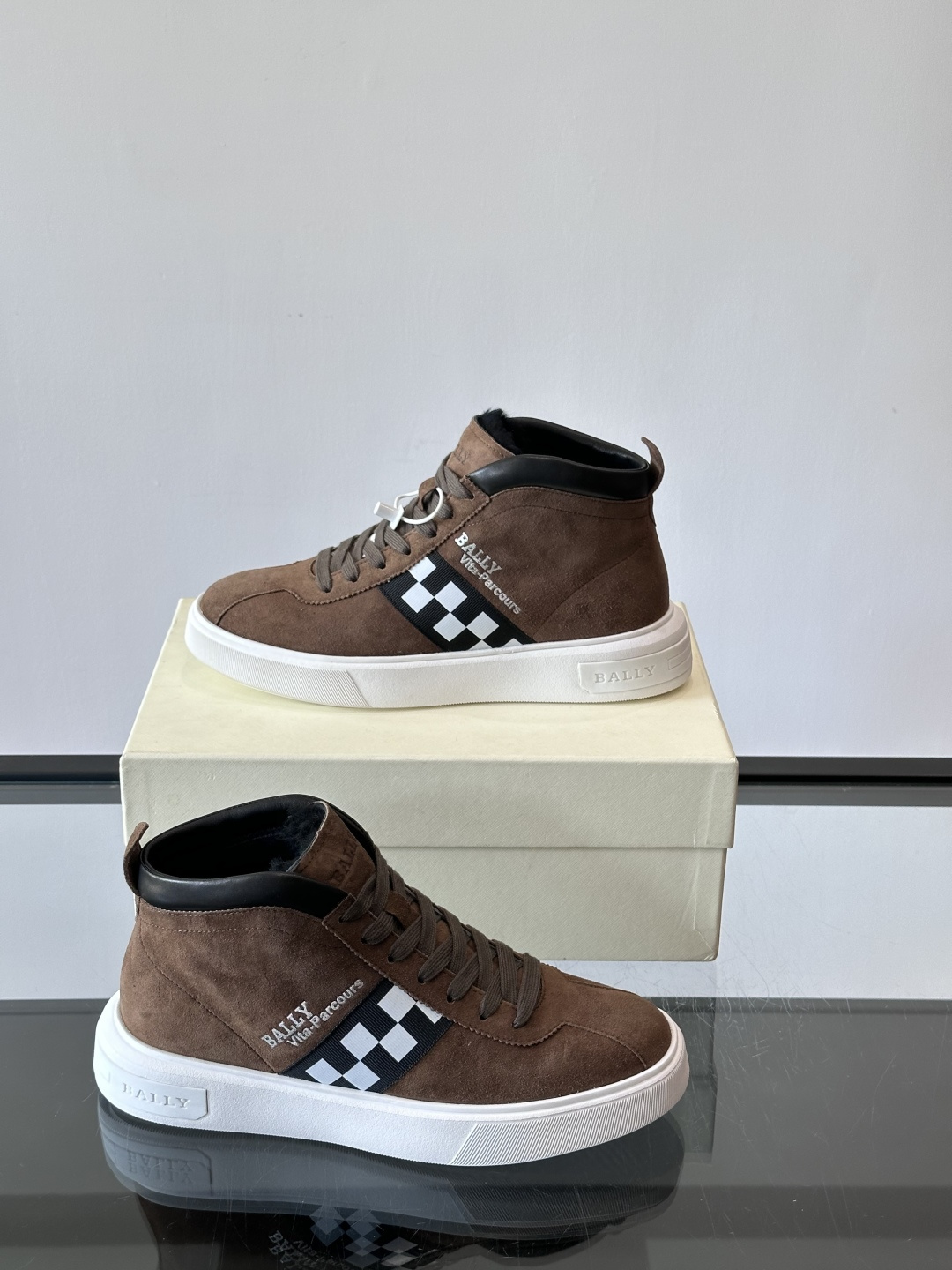 Bally Vagabondage系列男士高帮运动鞋，牛皮革鞋面，侧面黑色菱格纹+logo，辨识度超高。