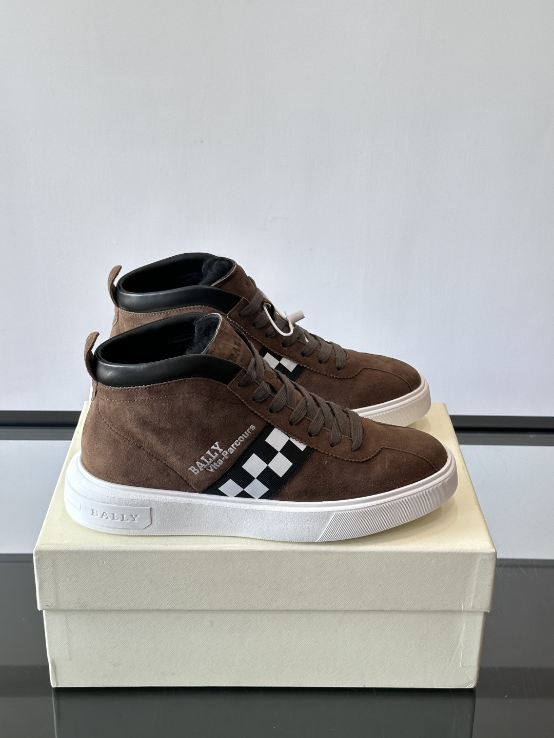 Bally Vagabondage系列男士高帮运动鞋，牛皮革鞋面，侧面黑色菱格纹+logo，辨识度超高。