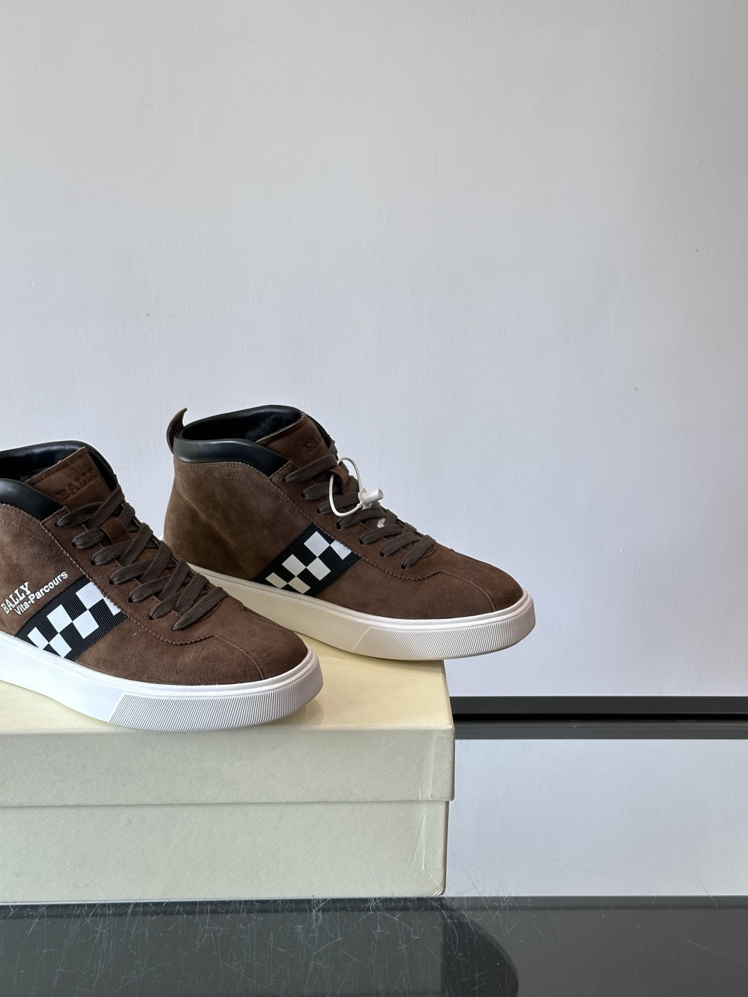 Bally Vagabondage系列男士高帮运动鞋，牛皮革鞋面，侧面黑色菱格纹+logo，辨识度超高。