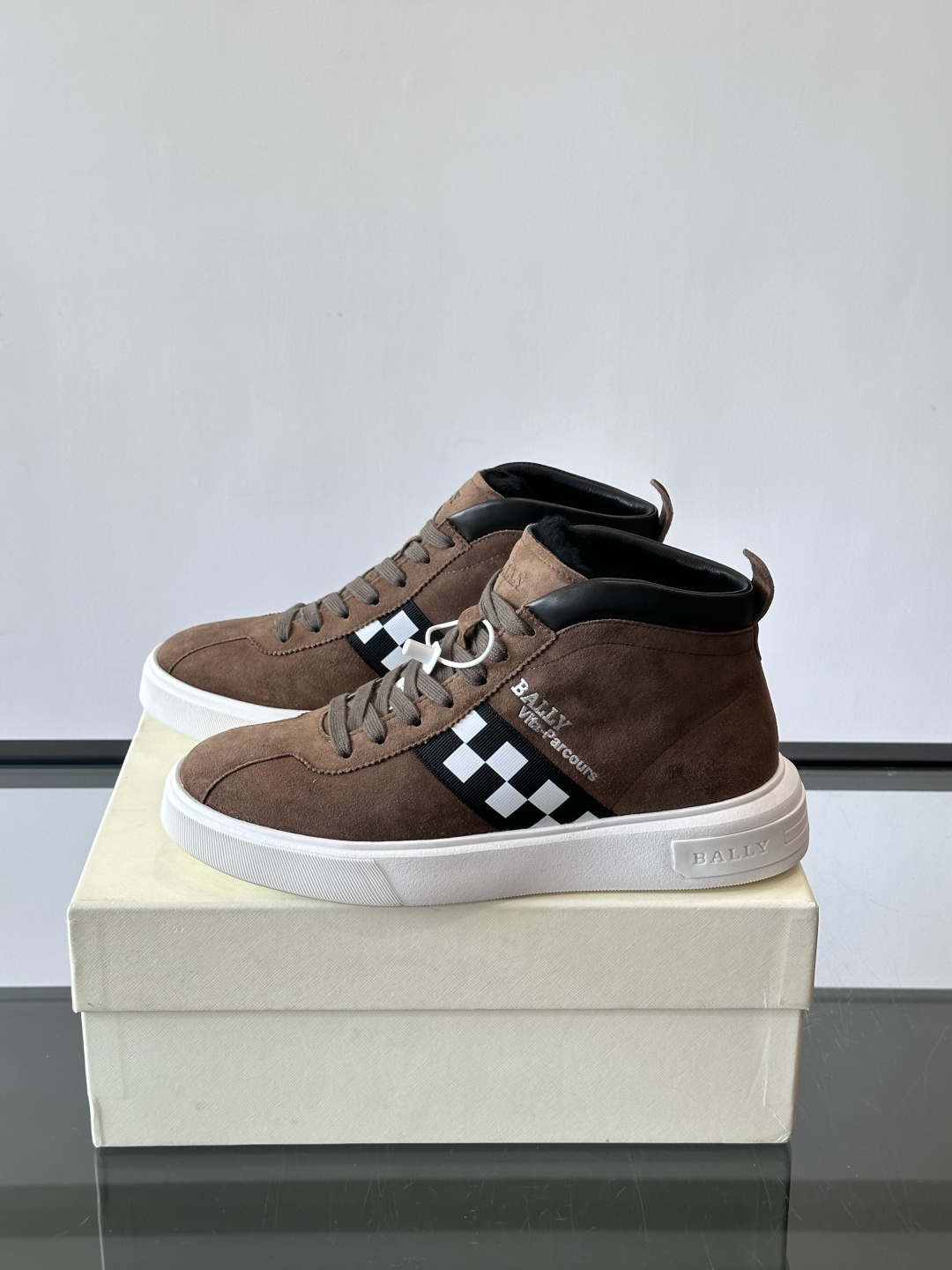 Bally Vagabondage系列男士高帮运动鞋，牛皮革鞋面，侧面黑色菱格纹+logo，辨识度超高。