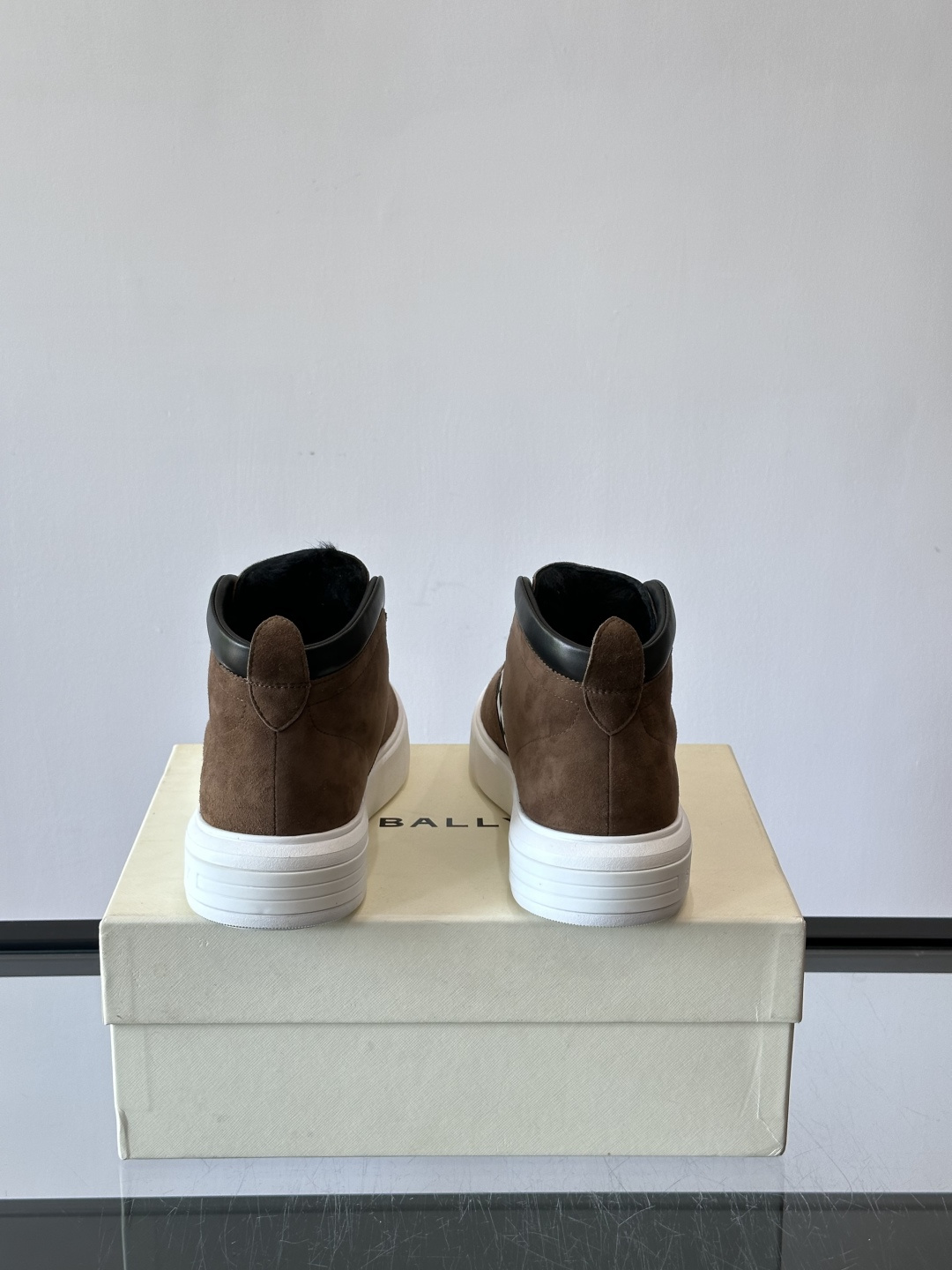 Bally Vagabondage系列男士高帮运动鞋，牛皮革鞋面，侧面黑色菱格纹+logo，辨识度超高。