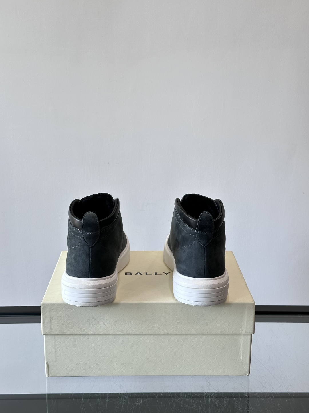 Bally Vagabondage系列男士高帮运动鞋，牛皮革鞋面，侧面黑色菱格纹+logo，辨识度超高。