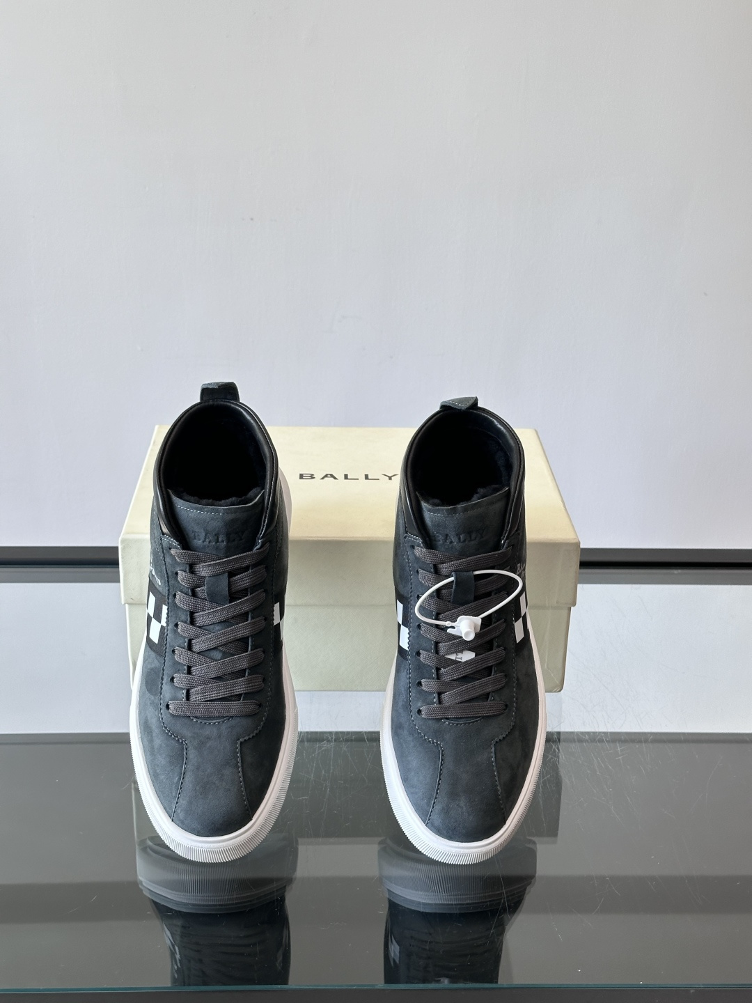 Bally Vagabondage系列男士高帮运动鞋，牛皮革鞋面，侧面黑色菱格纹+logo，辨识度超高。