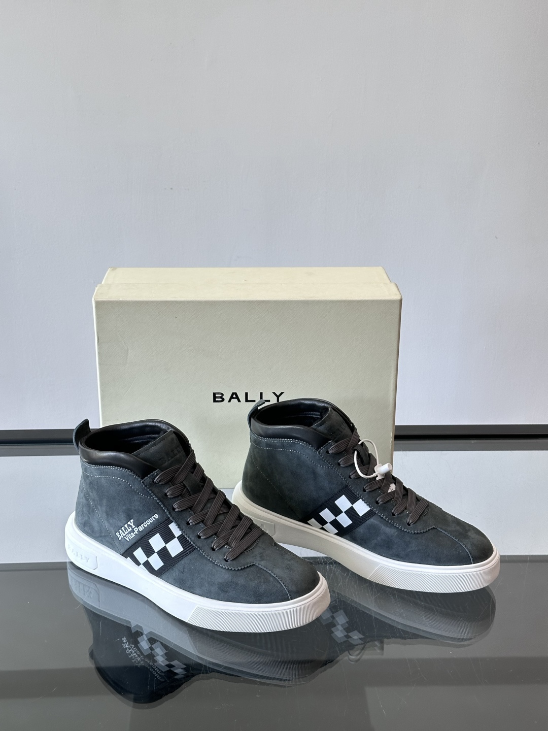 Bally Vagabondage系列男士高帮运动鞋，牛皮革鞋面，侧面黑色菱格纹+logo，辨识度超高。