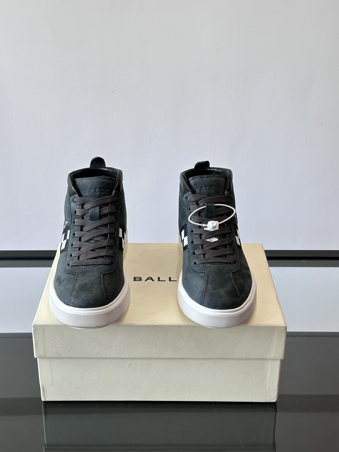 Bally Vagabondage系列男士高帮运动鞋，牛皮革鞋面，侧面黑色菱格纹+logo，辨识度超高。