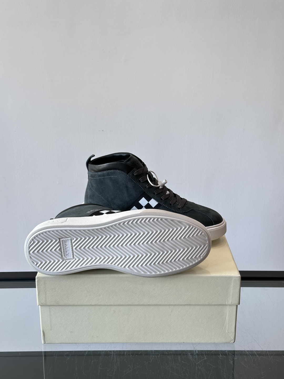 Bally Vagabondage系列男士高帮运动鞋，牛皮革鞋面，侧面黑色菱格纹+logo，辨识度超高。