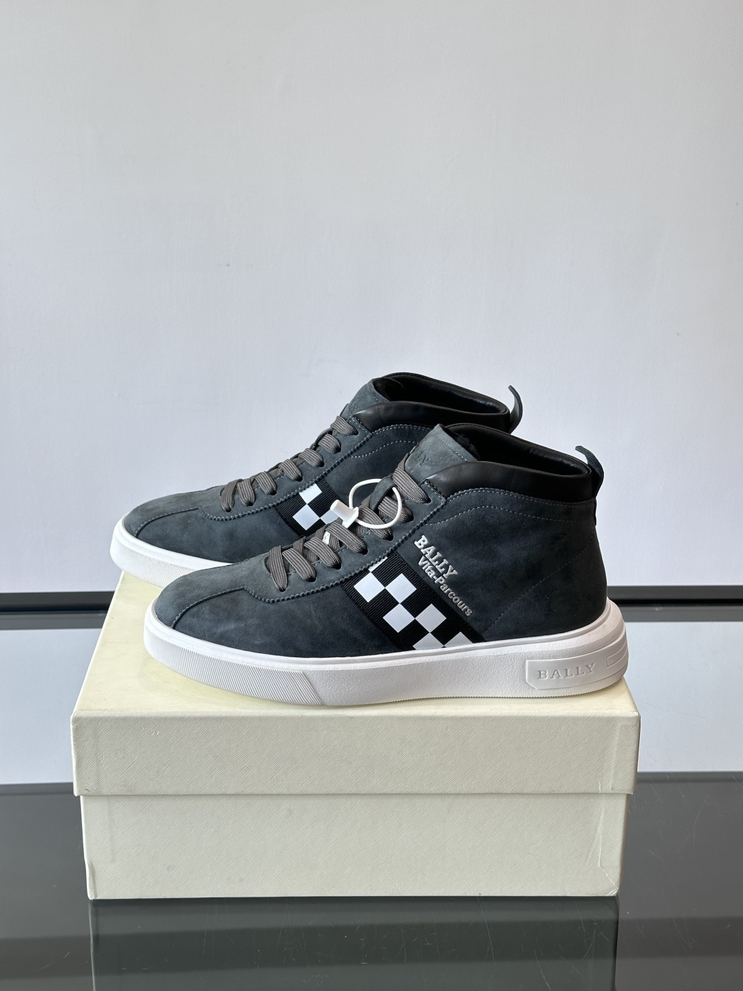 Bally Vagabondage系列男士高帮运动鞋，牛皮革鞋面，侧面黑色菱格纹+logo，辨识度超高。