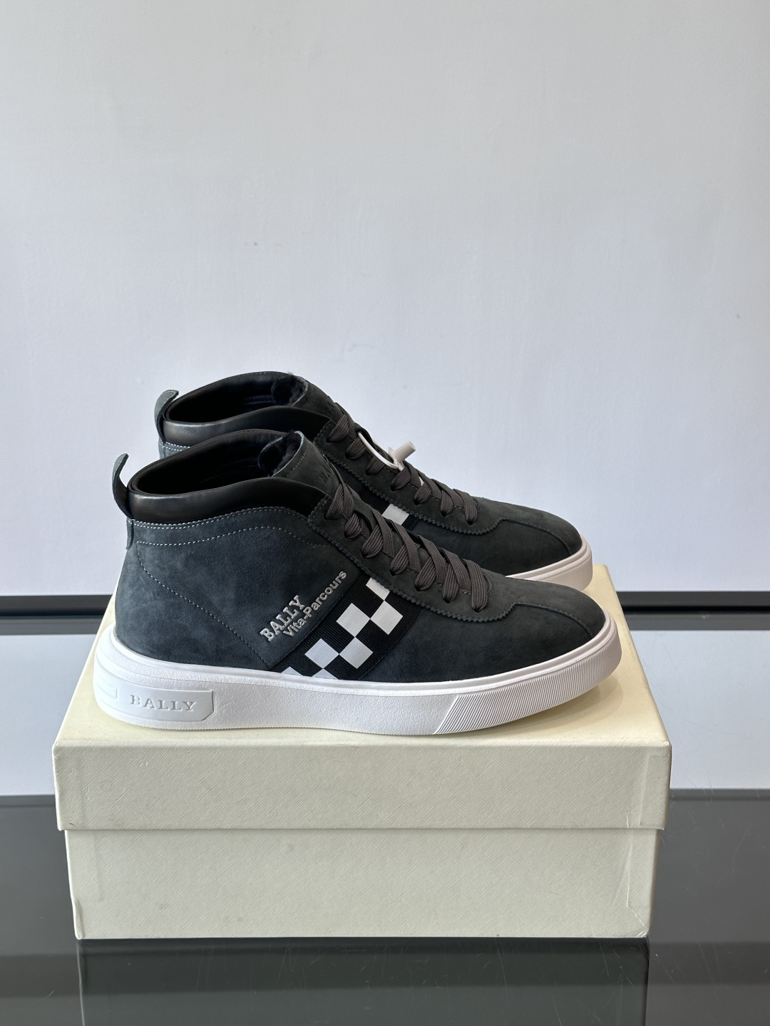 NO:639529,Bally Vagabondage series men's high-top sports shoes, cow leather upper, black rhombus pattern + logo on the side, highly recognizable. Black and white contrasting laces + collar, retro skate shoe style, fashionable and versatile. Can be easily worn with jeans or casual pants, a must-have for daily wear, size38-45 (customized at 38.45), sneakers, jeans, cowhide19860909Bally Vagabondage系列男士高帮运动鞋,牛皮革鞋面,侧面黑色菱格纹+logo,辨识度超高.黑白撞色鞋带+鞋领,复古滑板鞋风格,时髦又百搭.无论牛仔裤还是休闲裤都能轻松驾驭,日常穿搭必备 ,size38-45（38.45定做）,,sneakers,jeans,cowhide,Men's shoes