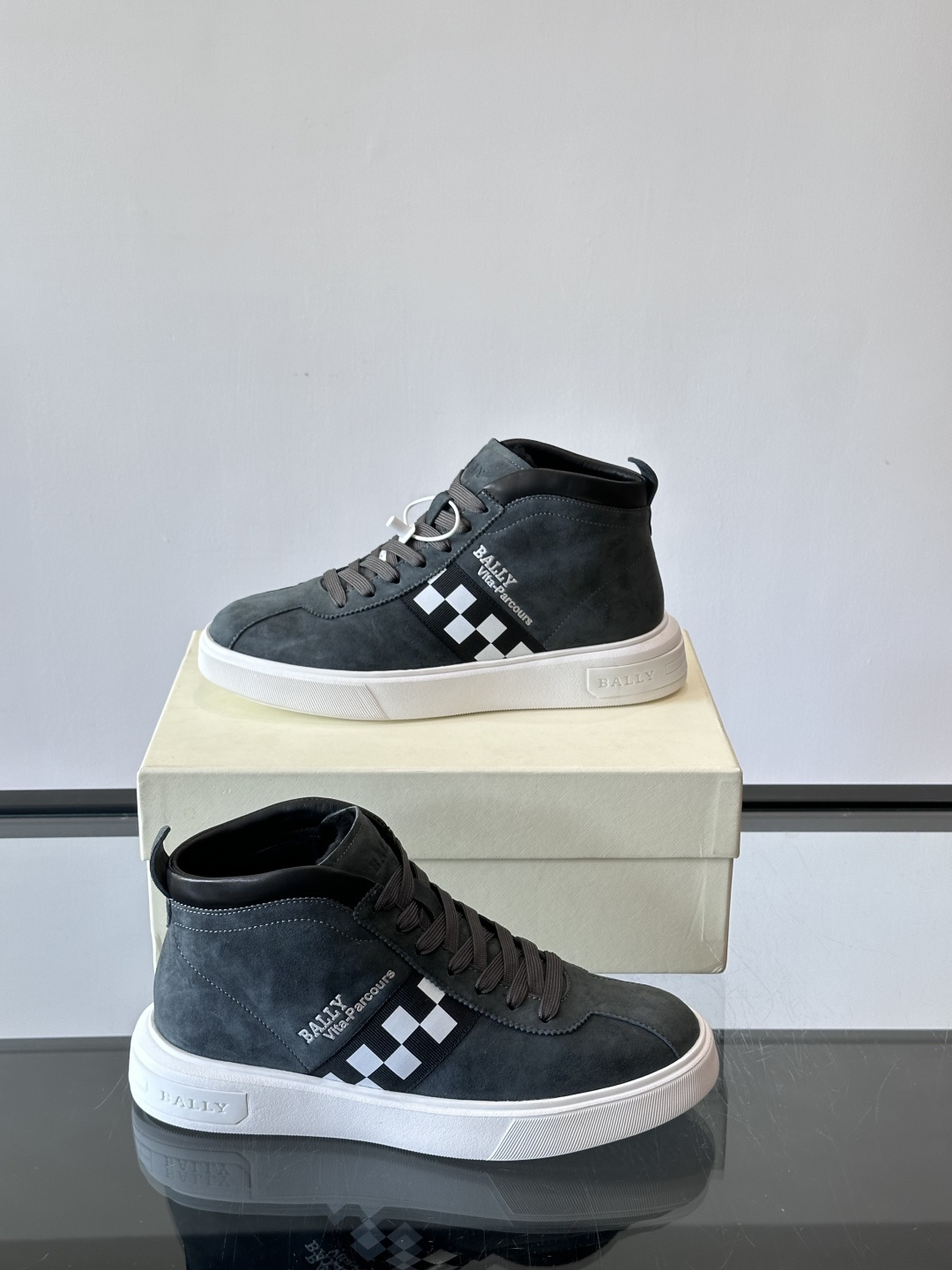 Bally Vagabondage系列男士高帮运动鞋，牛皮革鞋面，侧面黑色菱格纹+logo，辨识度超高。