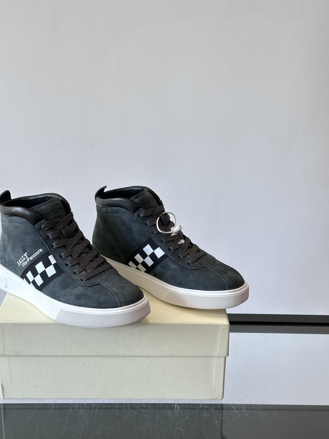 Bally Vagabondage系列男士高帮运动鞋，牛皮革鞋面，侧面黑色菱格纹+logo，辨识度超高。