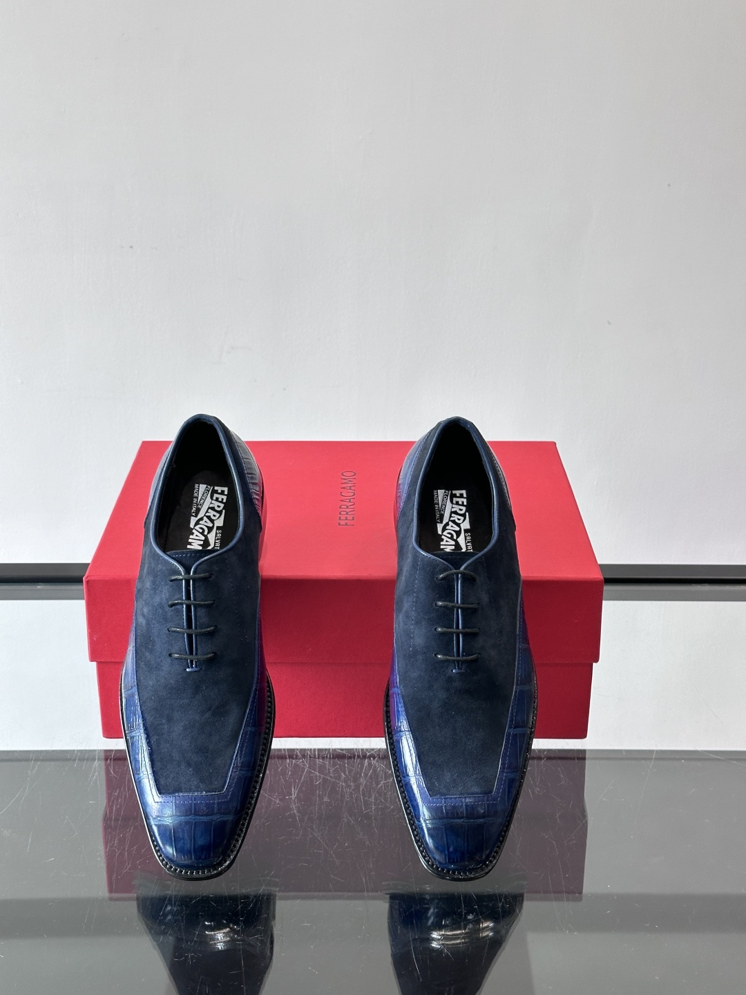 F菲拉格慕男士商务休闲皮鞋采用麂皮鞋面，触感柔软又透气，搭配鳄鱼纹皮革拼接，层次感满满。真皮鞋底耐磨，穿