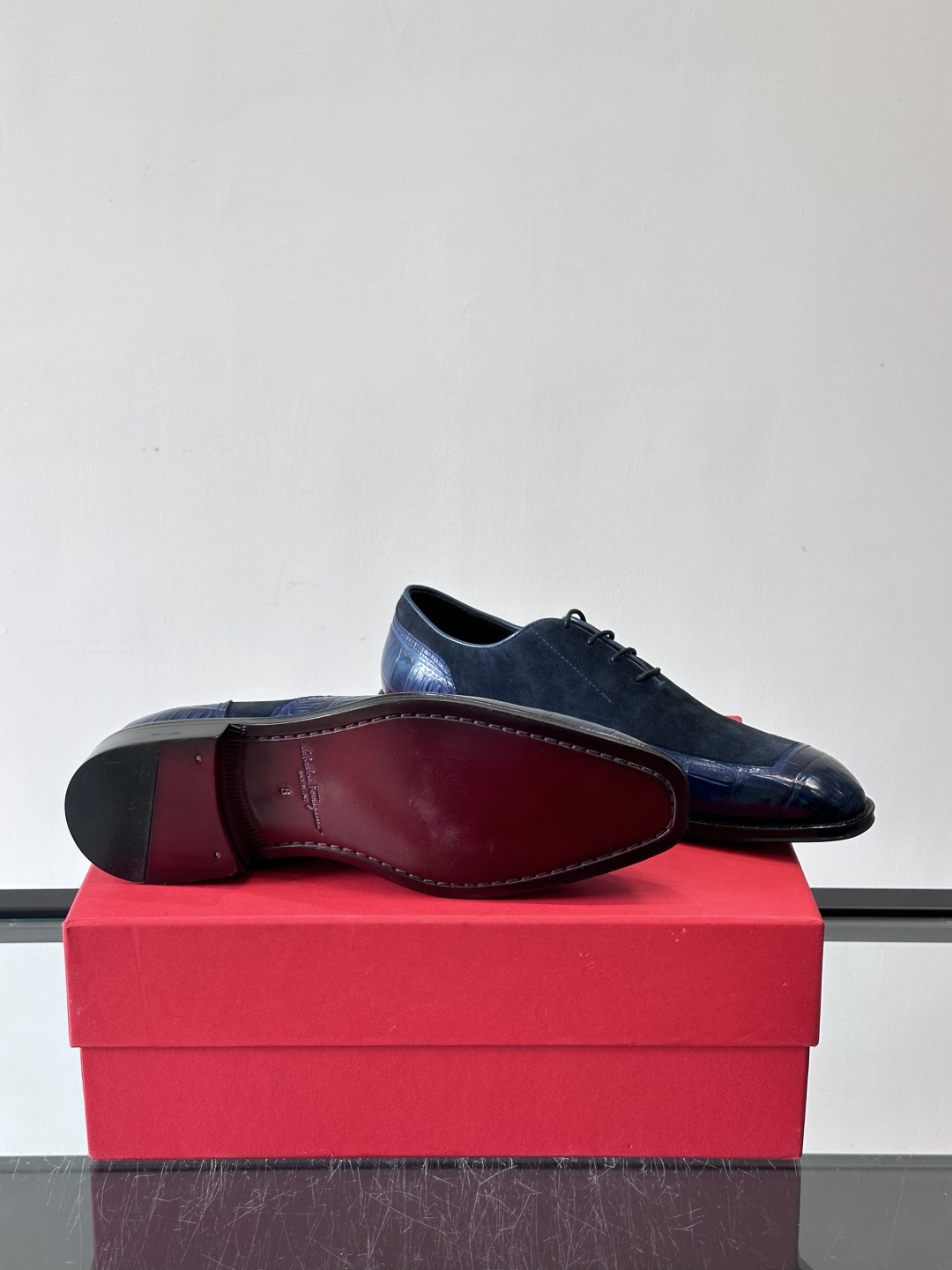 F菲拉格慕男士商务休闲皮鞋采用麂皮鞋面，触感柔软又透气，搭配鳄鱼纹皮革拼接，层次感满满。真皮鞋底耐磨，穿