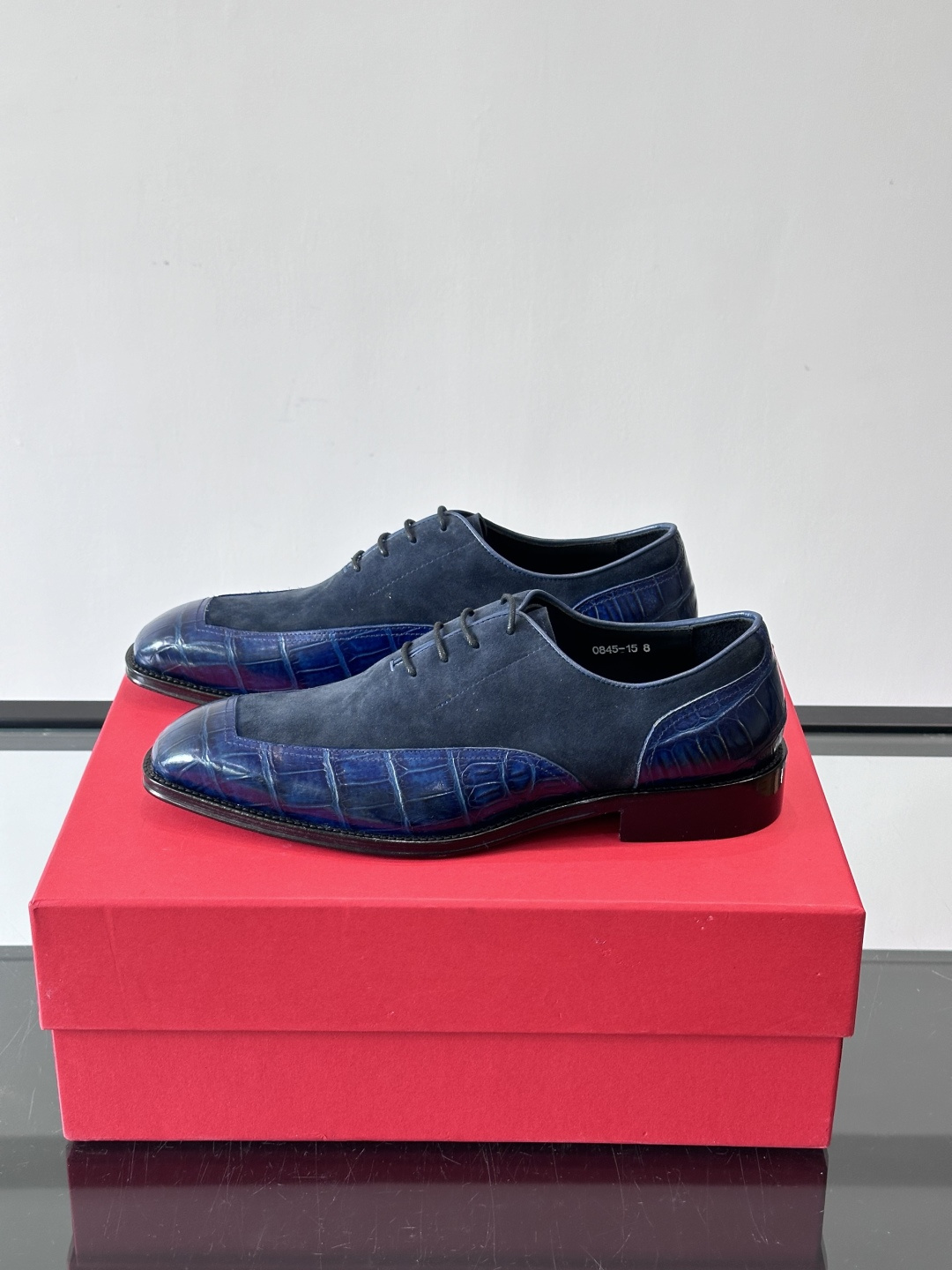 F菲拉格慕男士商务休闲皮鞋采用麂皮鞋面，触感柔软又透气，搭配鳄鱼纹皮革拼接，层次感满满。真皮鞋底耐磨，穿