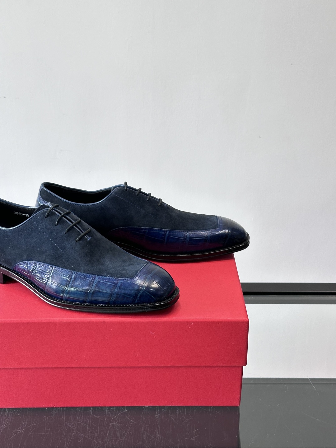 F菲拉格慕男士商务休闲皮鞋采用麂皮鞋面，触感柔软又透气，搭配鳄鱼纹皮革拼接，层次感满满。真皮鞋底耐磨，穿