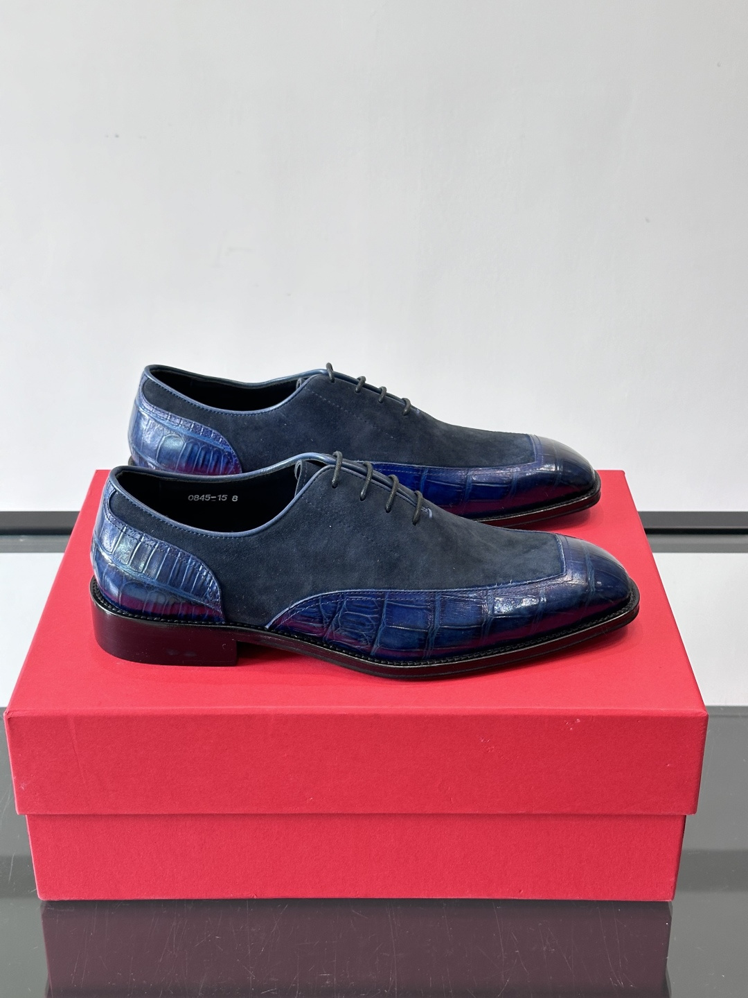 F菲拉格慕男士商务休闲皮鞋采用麂皮鞋面，触感柔软又透气，搭配鳄鱼纹皮革拼接，层次感满满。真皮鞋底耐磨，穿