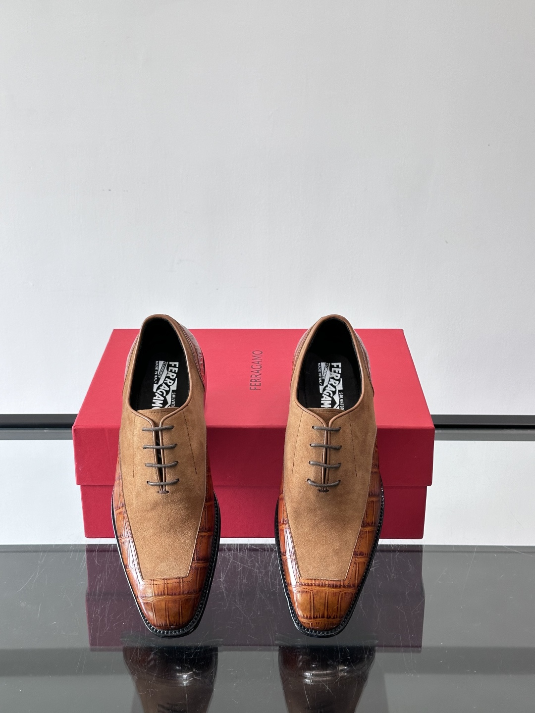 F菲拉格慕男士商务休闲皮鞋采用麂皮鞋面，触感柔软又透气，搭配鳄鱼纹皮革拼接，层次感满满。真皮鞋底耐磨，穿