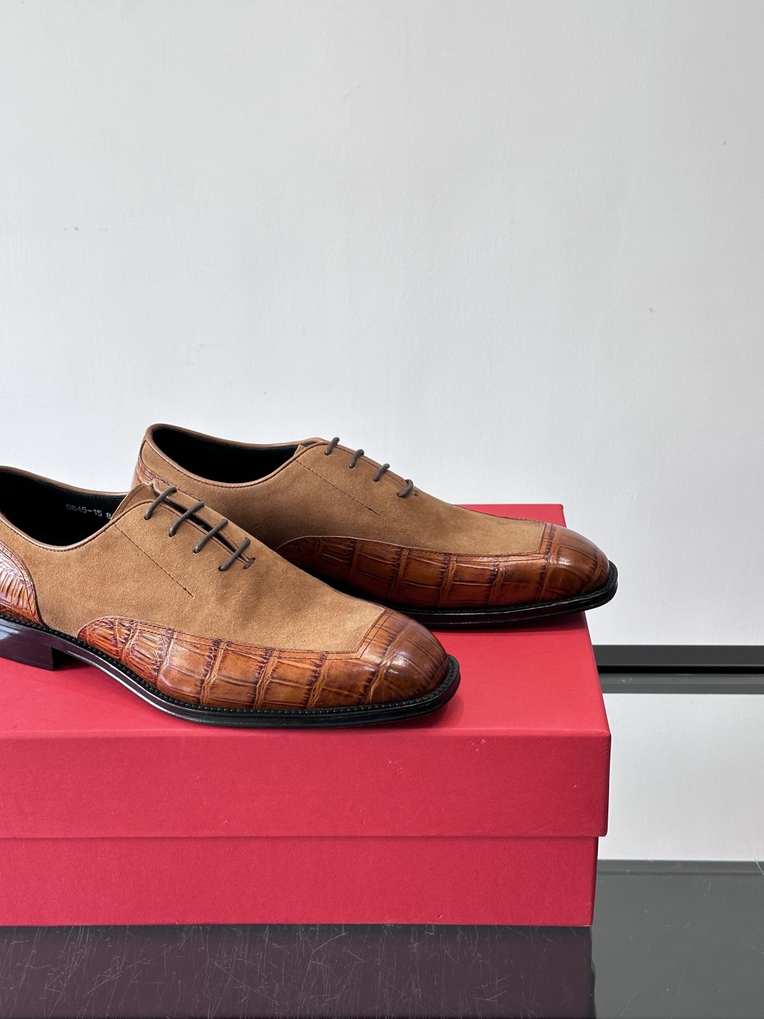 F菲拉格慕男士商务休闲皮鞋采用麂皮鞋面，触感柔软又透气，搭配鳄鱼纹皮革拼接，层次感满满。真皮鞋底耐磨，穿