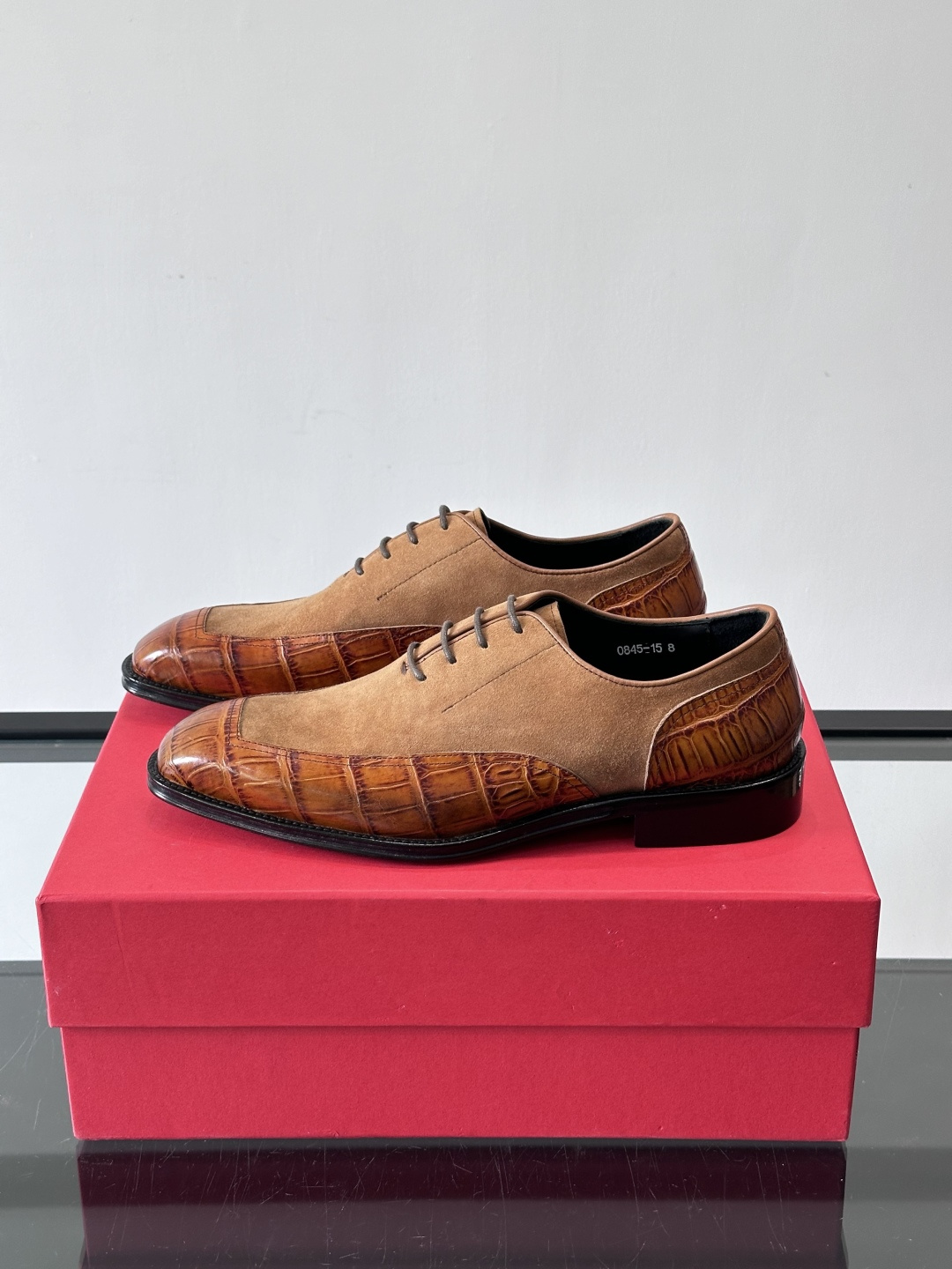 F菲拉格慕男士商务休闲皮鞋采用麂皮鞋面，触感柔软又透气，搭配鳄鱼纹皮革拼接，层次感满满。真皮鞋底耐磨，穿