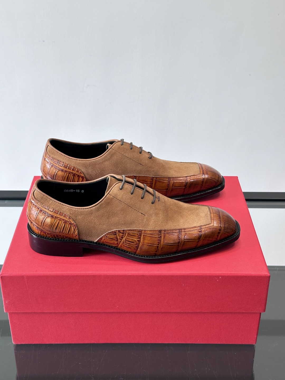 NO:639679,F Ferragamo men's business casual leather shoes are made of suede upper, soft and breathable, with crocodile pattern leather splicing, full of layers. Genuine leather soles are wear-resistant and comfortable to wear. Classic lace design, brown and versatile, easy to handle business or wedding occasions. Inner heightening design, invisible increase while improving foot feel, suitable for standing or walking for a long time. ,size38-46,,ferragamo,chamois leather19860909F菲拉格慕男士商务休闲皮鞋采用麂皮鞋面,触感柔软又透气,搭配鳄鱼纹皮革拼接,层次感满满.真皮鞋底耐磨,穿着舒适.经典系带设计,棕色百搭,轻松驾驭商务或婚礼场合.内增高设计,隐形增高同时提升脚感,适合长时间站立或行走凸. ,size38-46,,ferragamo,chamois leather,Men's shoes