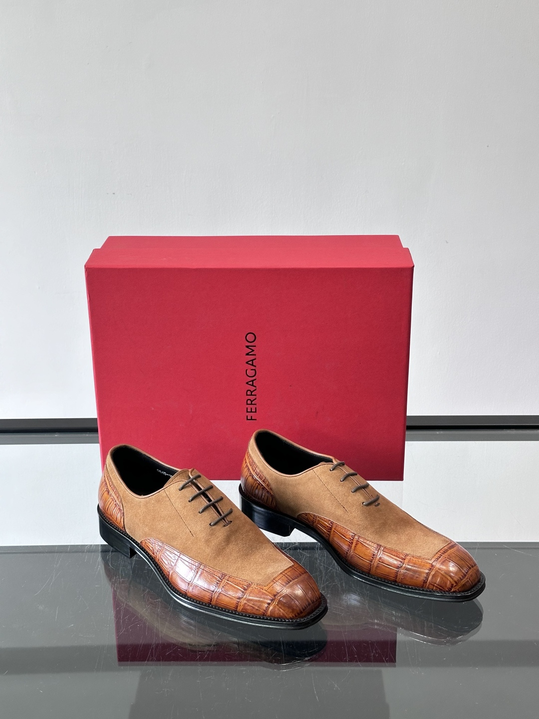 F菲拉格慕男士商务休闲皮鞋采用麂皮鞋面，触感柔软又透气，搭配鳄鱼纹皮革拼接，层次感满满。真皮鞋底耐磨，穿