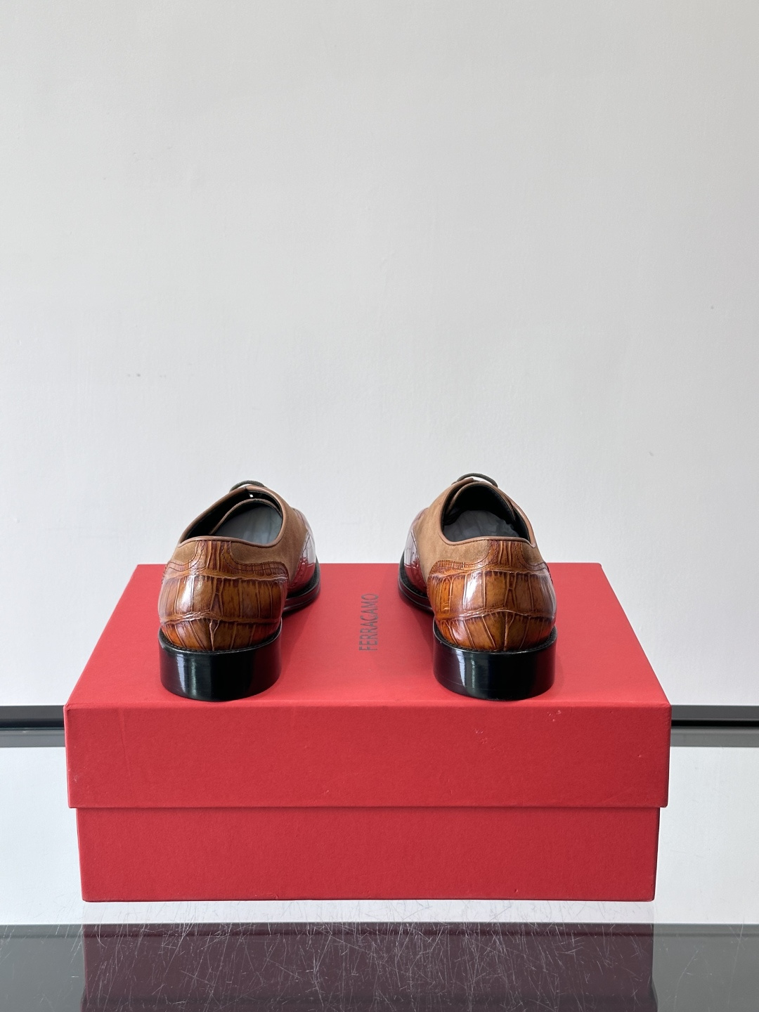 F菲拉格慕男士商务休闲皮鞋采用麂皮鞋面，触感柔软又透气，搭配鳄鱼纹皮革拼接，层次感满满。真皮鞋底耐磨，穿