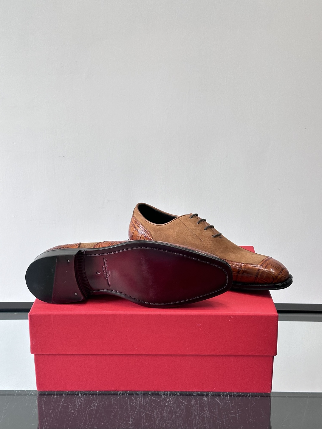 F菲拉格慕男士商务休闲皮鞋采用麂皮鞋面，触感柔软又透气，搭配鳄鱼纹皮革拼接，层次感满满。真皮鞋底耐磨，穿