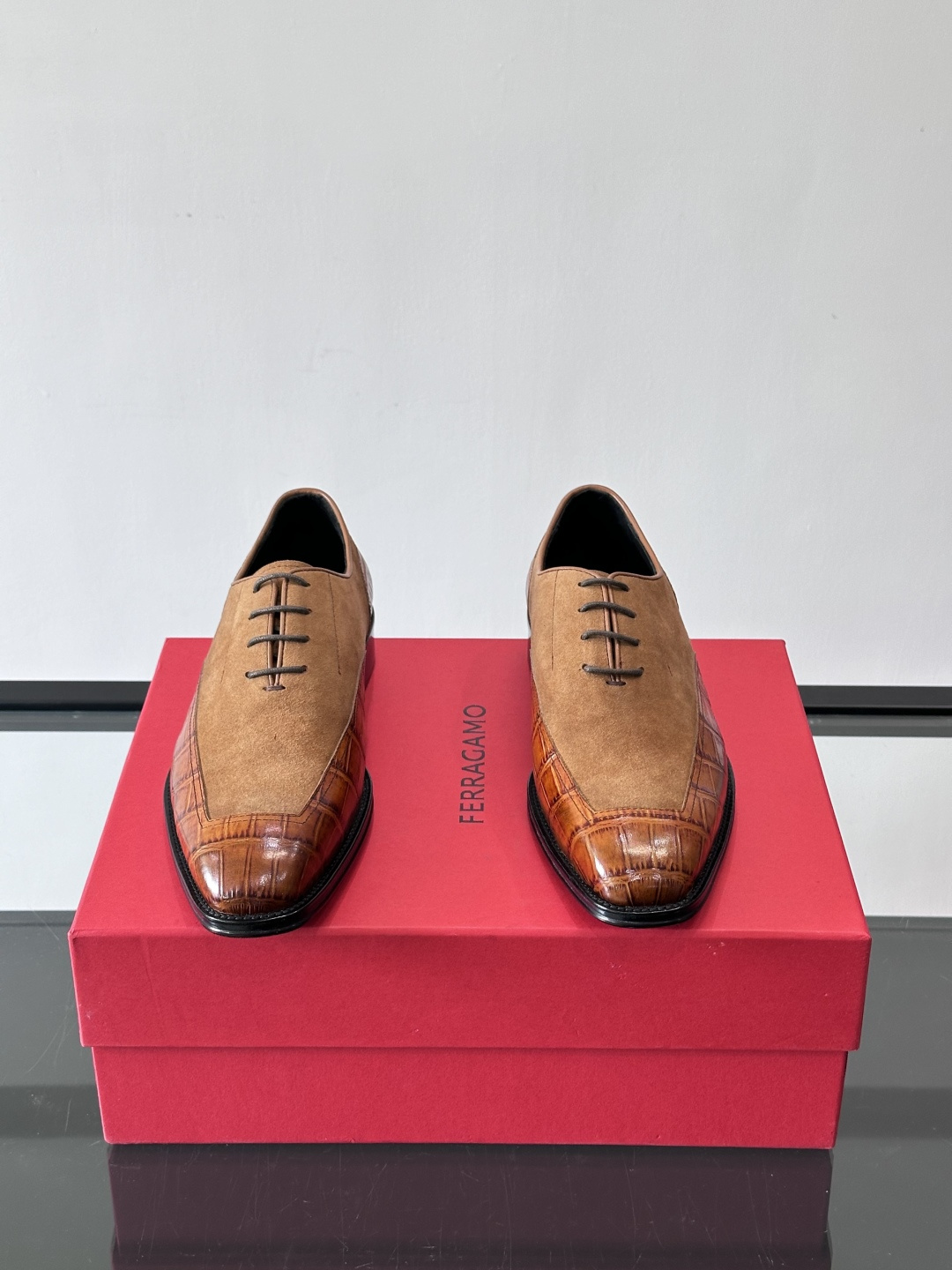 F菲拉格慕男士商务休闲皮鞋采用麂皮鞋面，触感柔软又透气，搭配鳄鱼纹皮革拼接，层次感满满。真皮鞋底耐磨，穿