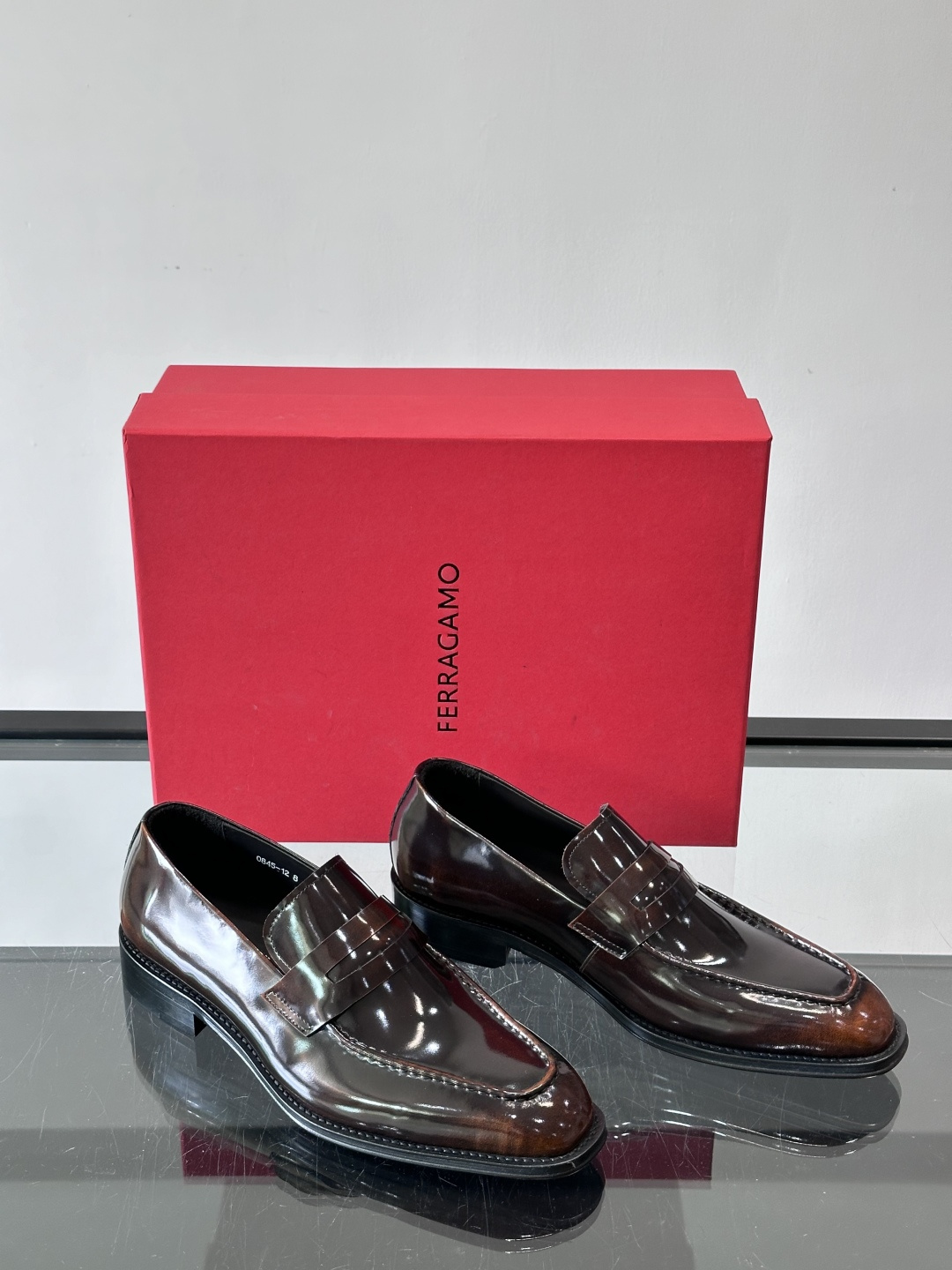 F菲拉格慕男士皮鞋👞选用进口牛皮，简约大方，经典设计，商务休闲都能轻松驾驭。真皮大底鞋底平稳，鞋型修长，