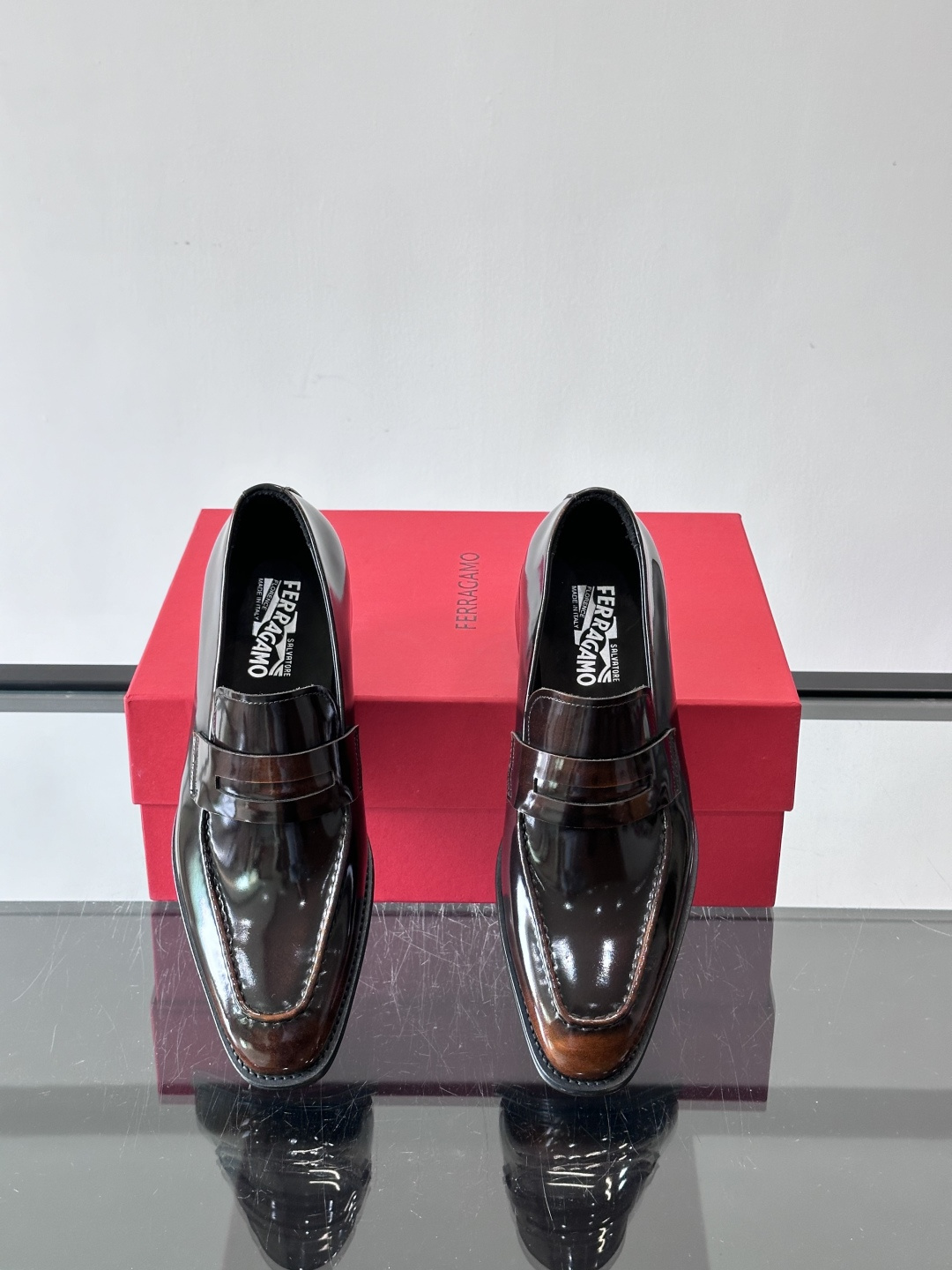 F菲拉格慕男士皮鞋👞选用进口牛皮，简约大方，经典设计，商务休闲都能轻松驾驭。真皮大底鞋底平稳，鞋型修长，