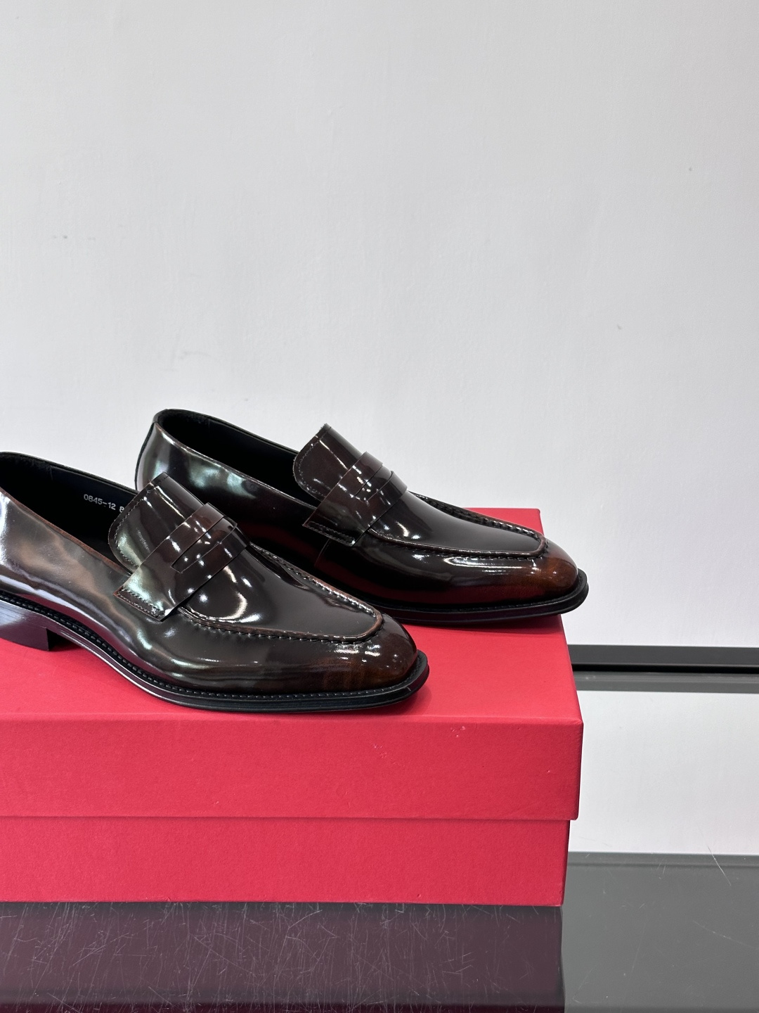 F菲拉格慕男士皮鞋👞选用进口牛皮，简约大方，经典设计，商务休闲都能轻松驾驭。真皮大底鞋底平稳，鞋型修长，