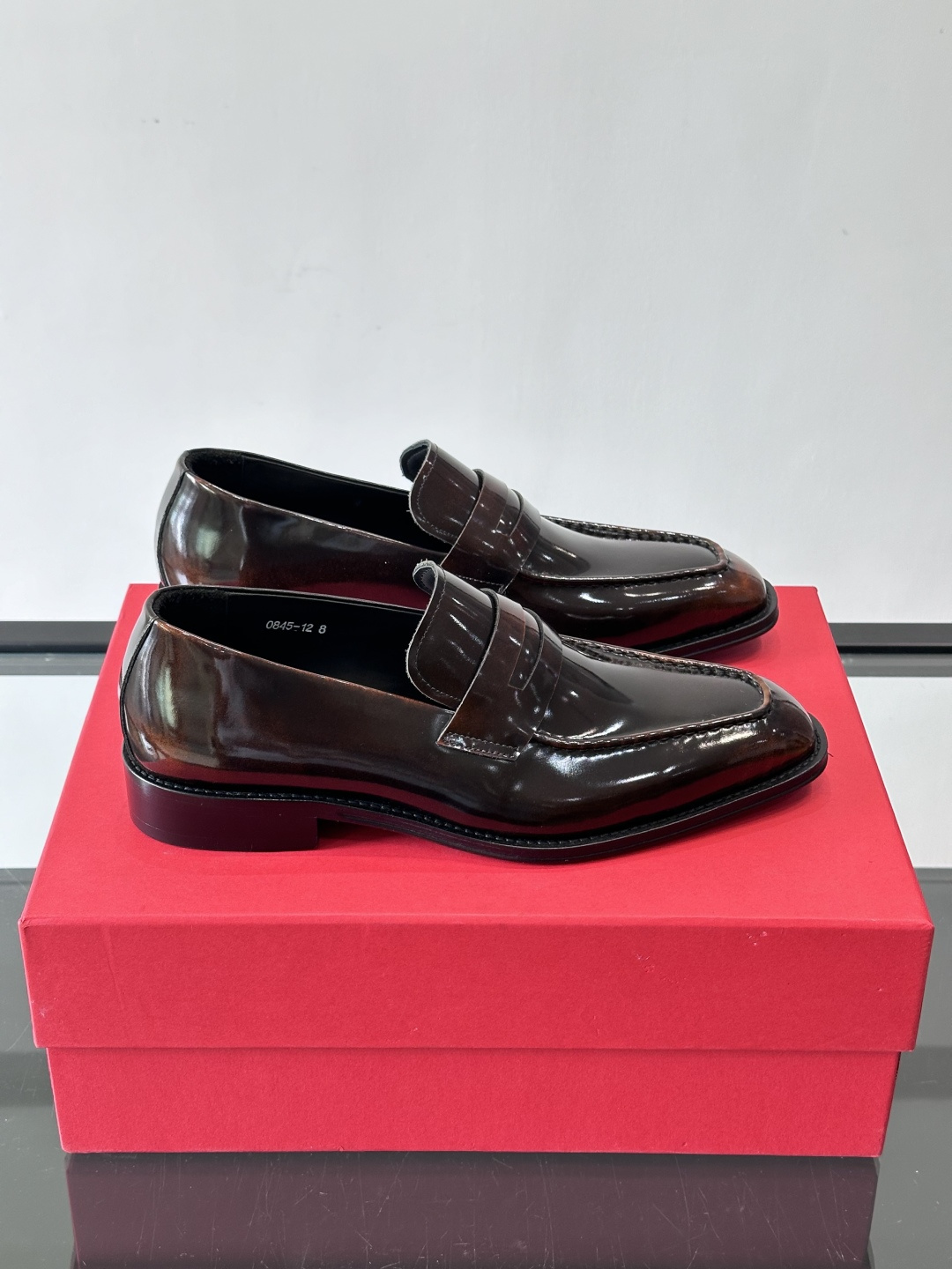 F菲拉格慕男士皮鞋👞选用进口牛皮，简约大方，经典设计，商务休闲都能轻松驾驭。真皮大底鞋底平稳，鞋型修长，