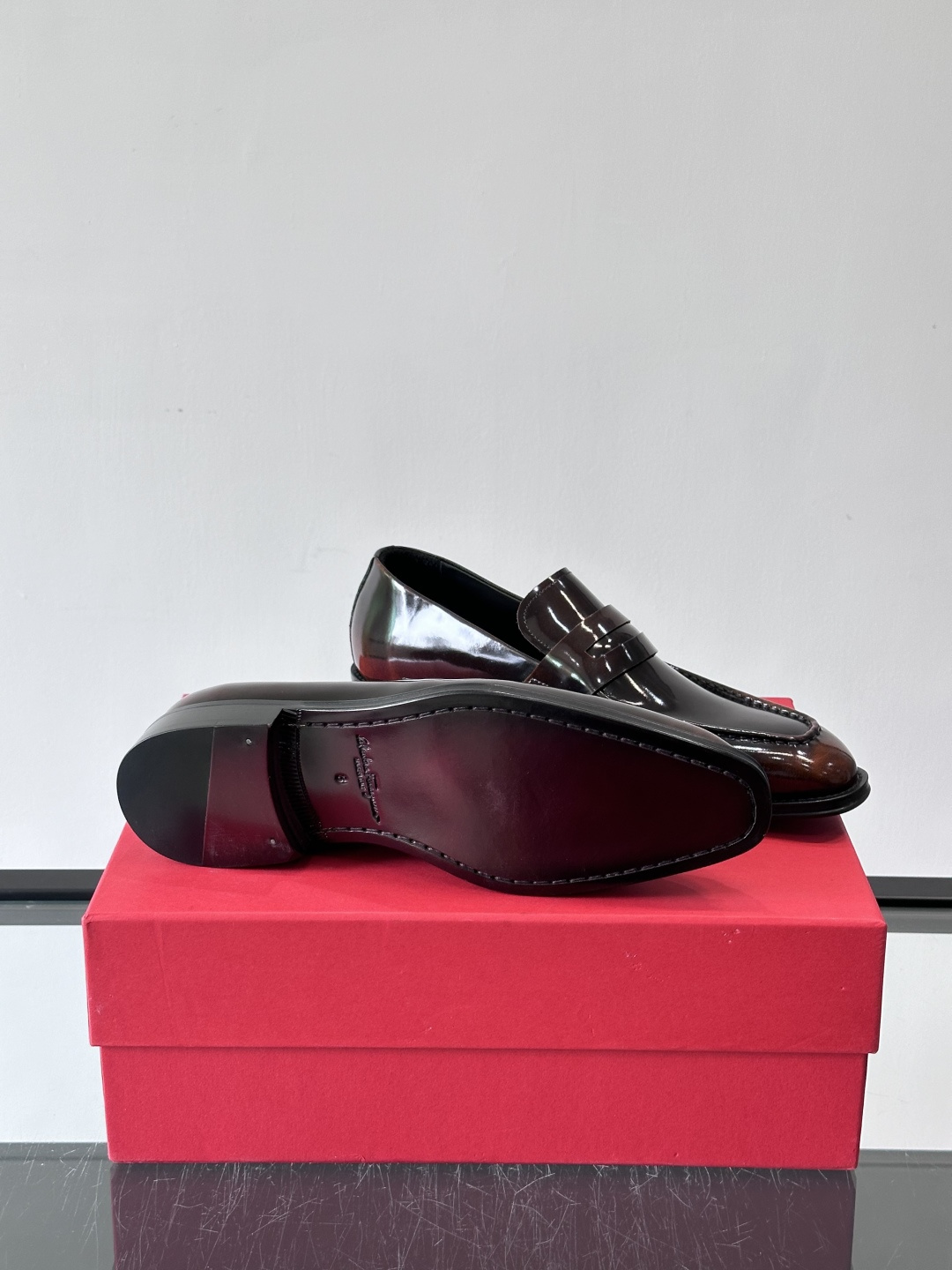 F菲拉格慕男士皮鞋👞选用进口牛皮，简约大方，经典设计，商务休闲都能轻松驾驭。真皮大底鞋底平稳，鞋型修长，