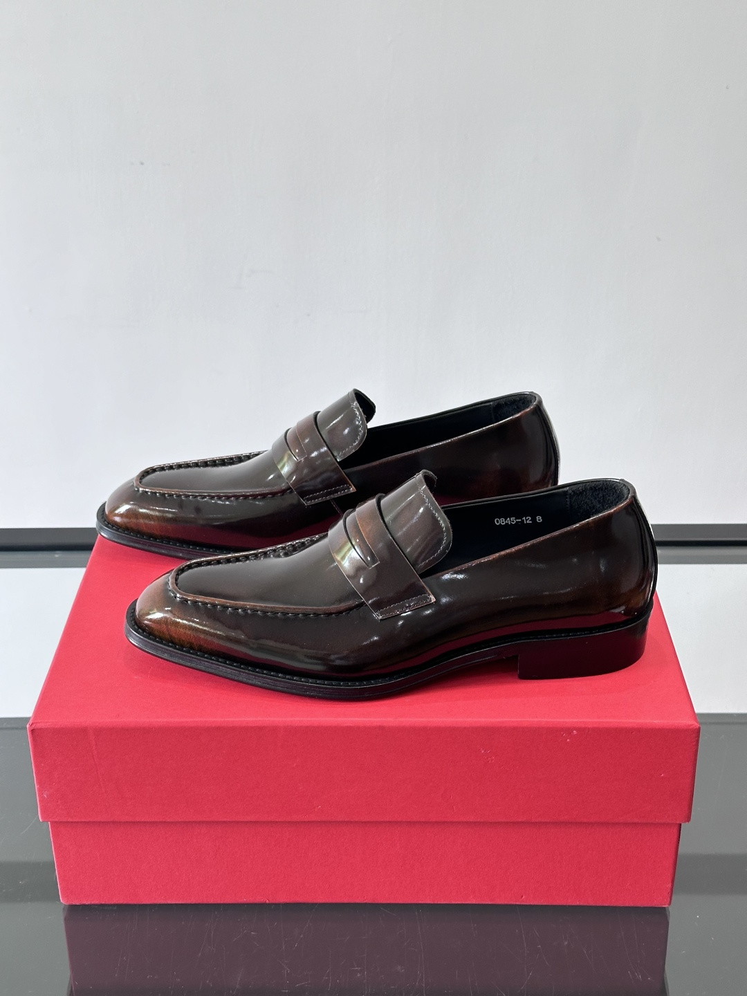 F菲拉格慕男士皮鞋👞选用进口牛皮，简约大方，经典设计，商务休闲都能轻松驾驭。真皮大底鞋底平稳，鞋型修长，