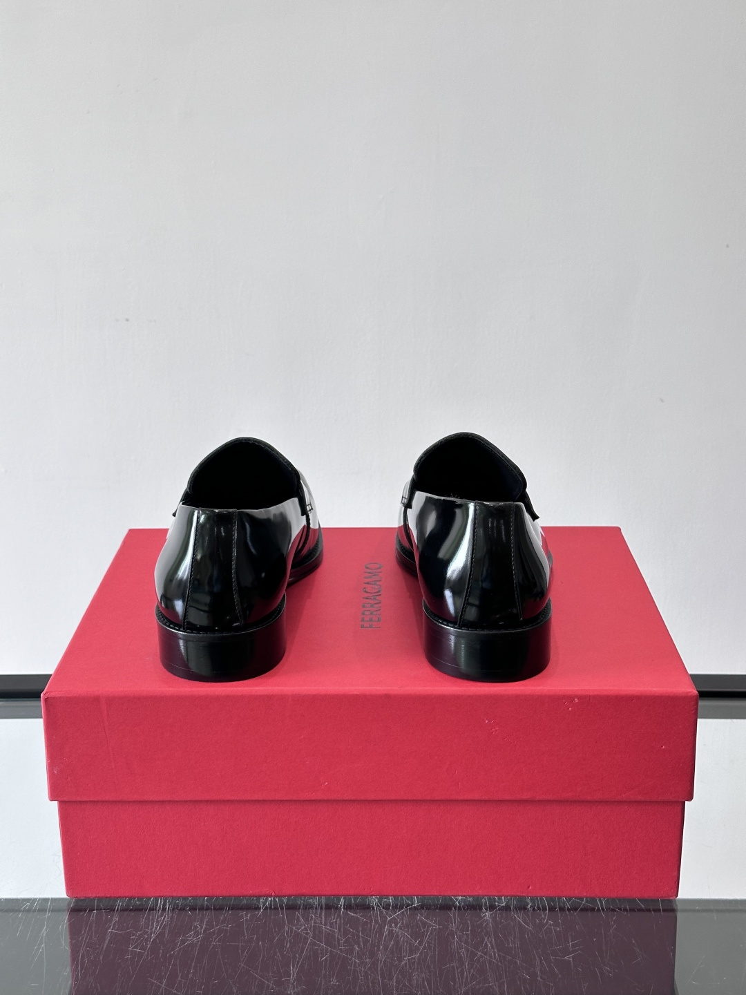 F菲拉格慕男士皮鞋👞选用进口牛皮，简约大方，经典设计，商务休闲都能轻松驾驭。真皮大底鞋底平稳，鞋型修长，