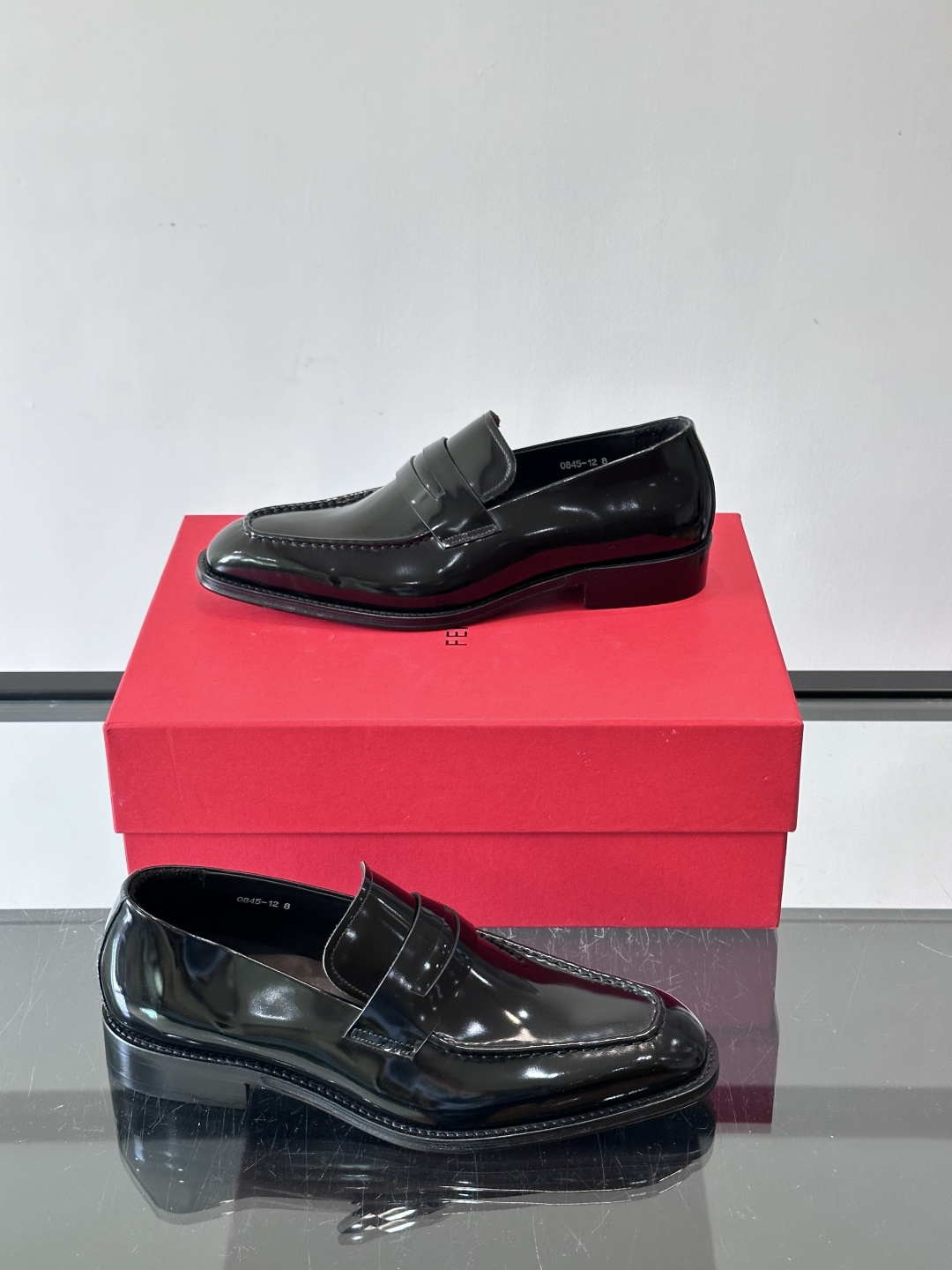 F菲拉格慕男士皮鞋👞选用进口牛皮，简约大方，经典设计，商务休闲都能轻松驾驭。真皮大底鞋底平稳，鞋型修长，