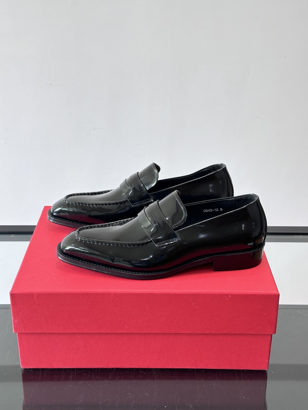 F菲拉格慕男士皮鞋👞选用进口牛皮，简约大方，经典设计，商务休闲都能轻松驾驭。真皮大底鞋底平稳，鞋型修长，