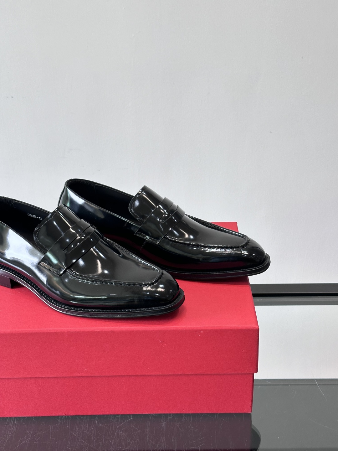 F菲拉格慕男士皮鞋👞选用进口牛皮，简约大方，经典设计，商务休闲都能轻松驾驭。真皮大底鞋底平稳，鞋型修长，