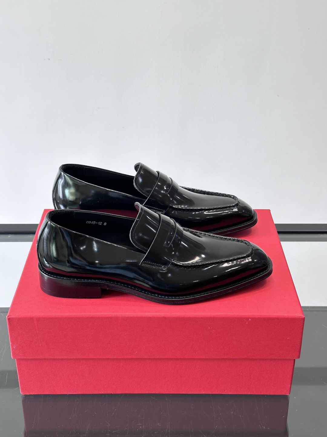 F菲拉格慕男士皮鞋👞选用进口牛皮，简约大方，经典设计，商务休闲都能轻松驾驭。真皮大底鞋底平稳，鞋型修长，