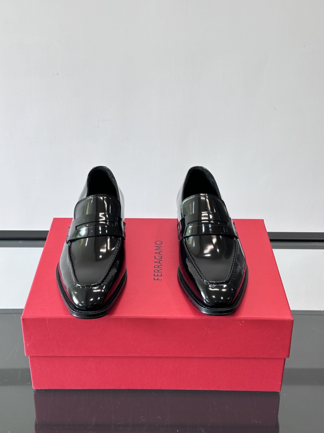 F菲拉格慕男士皮鞋👞选用进口牛皮，简约大方，经典设计，商务休闲都能轻松驾驭。真皮大底鞋底平稳，鞋型修长，