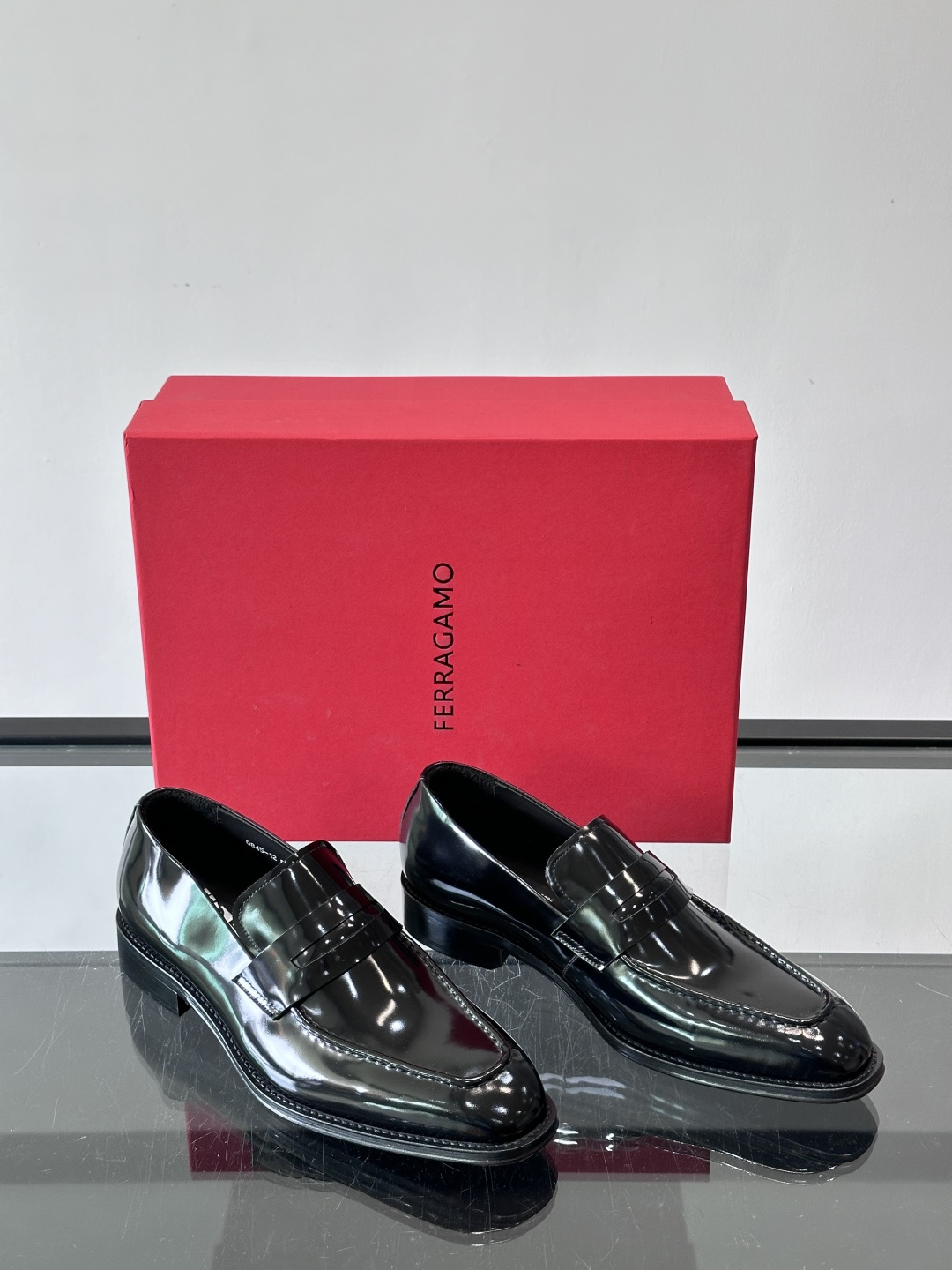 F菲拉格慕男士皮鞋👞选用进口牛皮，简约大方，经典设计，商务休闲都能轻松驾驭。真皮大底鞋底平稳，鞋型修长，